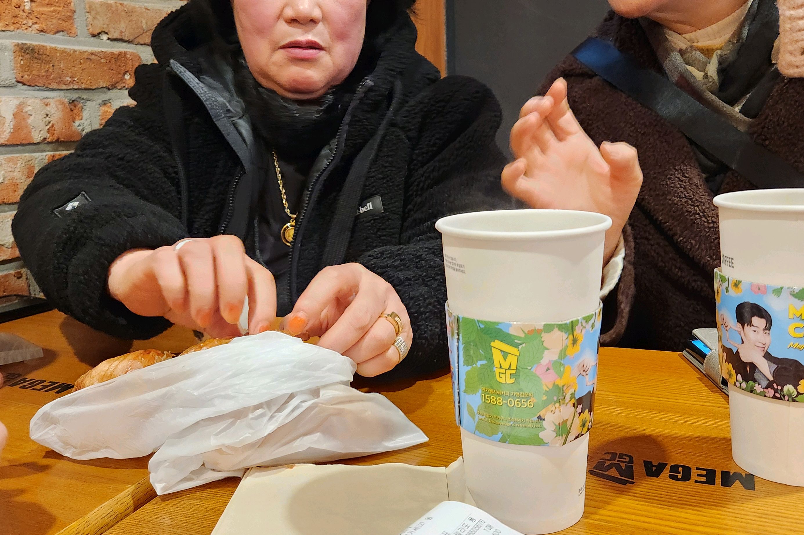 어김없이메가MGC를 방문했다.한참떠들면서 재미있게 얘기하고놀다왔다 - 천호동 맛집 메가MGC커피 천호초교사거리점