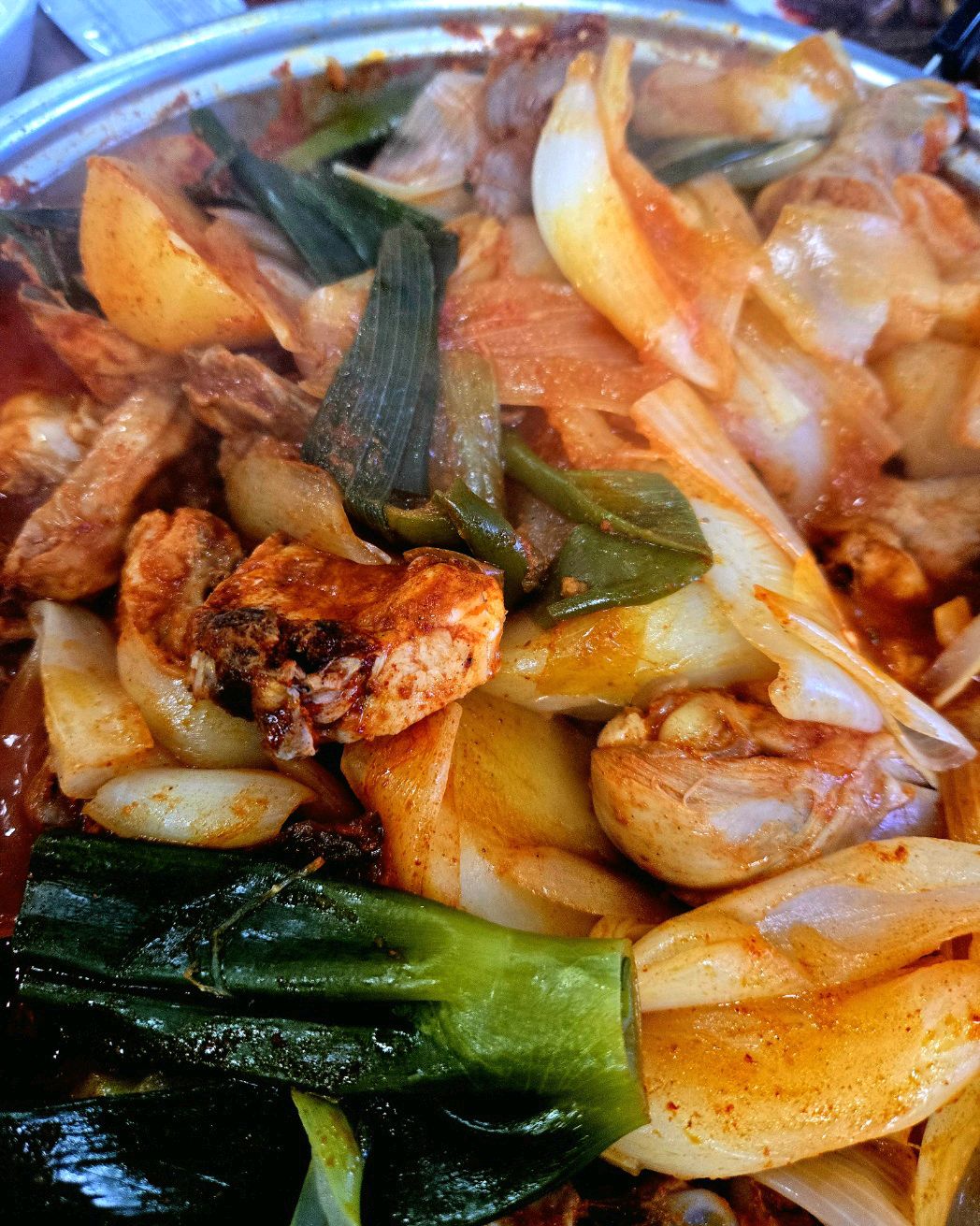 닭도리탕! 예전에는 그렇게 부르던 딱 오리지널 닭도리탕 맛입니다. 살짝 매콤, 많이 달지도