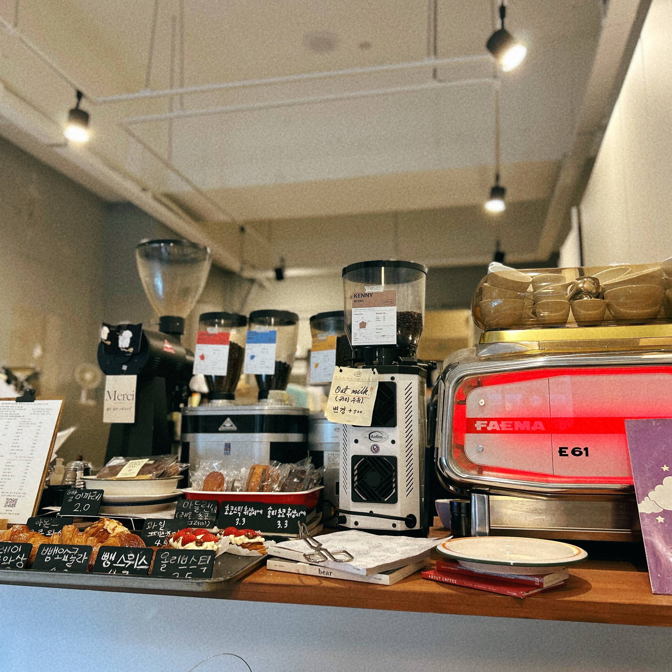 자주 찾는 카페인데 오늘도 역시 만족스러웠습니다. ☕️💛커피도 케이크도 늘 맛있어요 - 천호동 맛집 앤서니카페