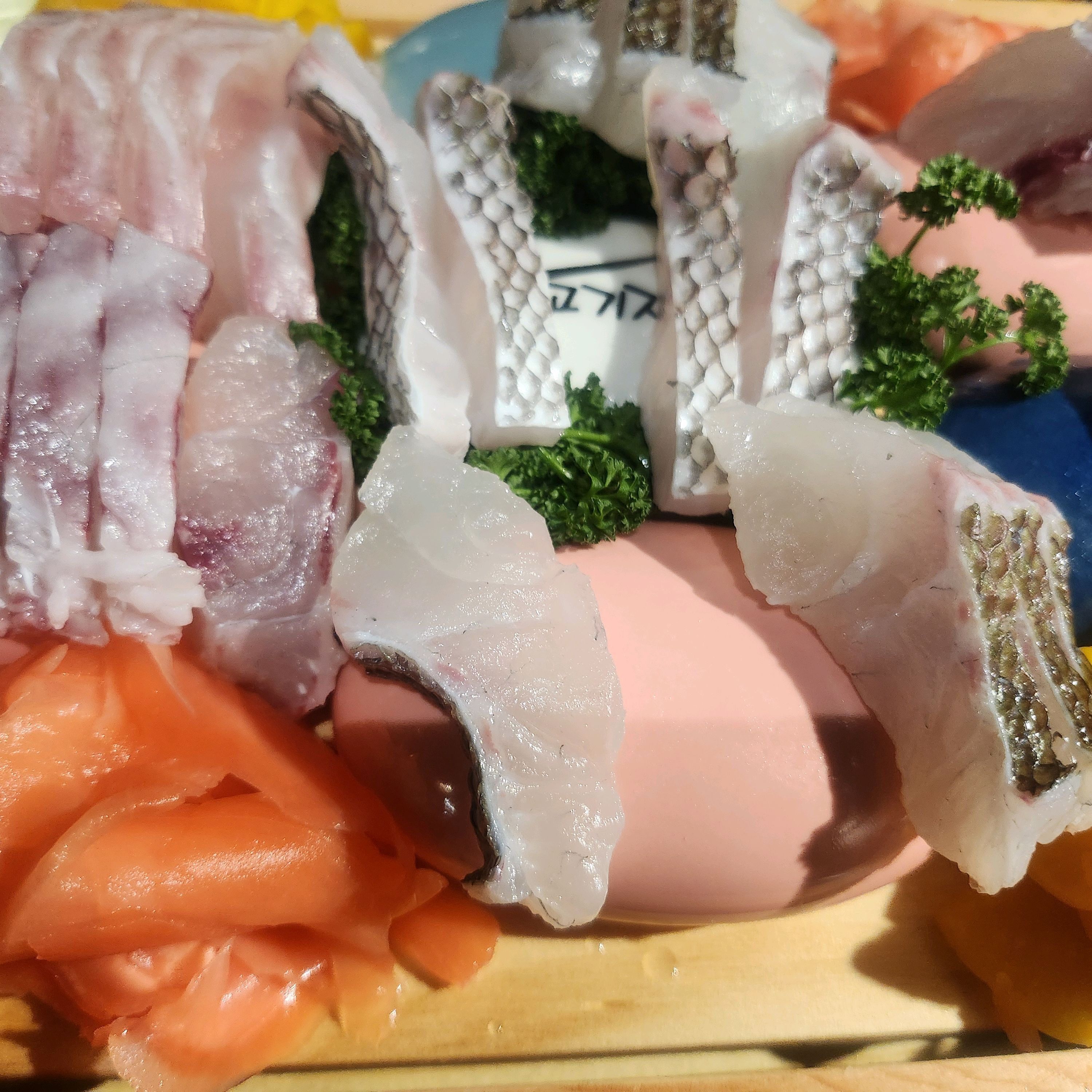 착석후 30분 지나서 회 한접시, 불러도 잘 안와서 리필 어려워요 - 종합운동장역 맛집 물고기자리 잠실점