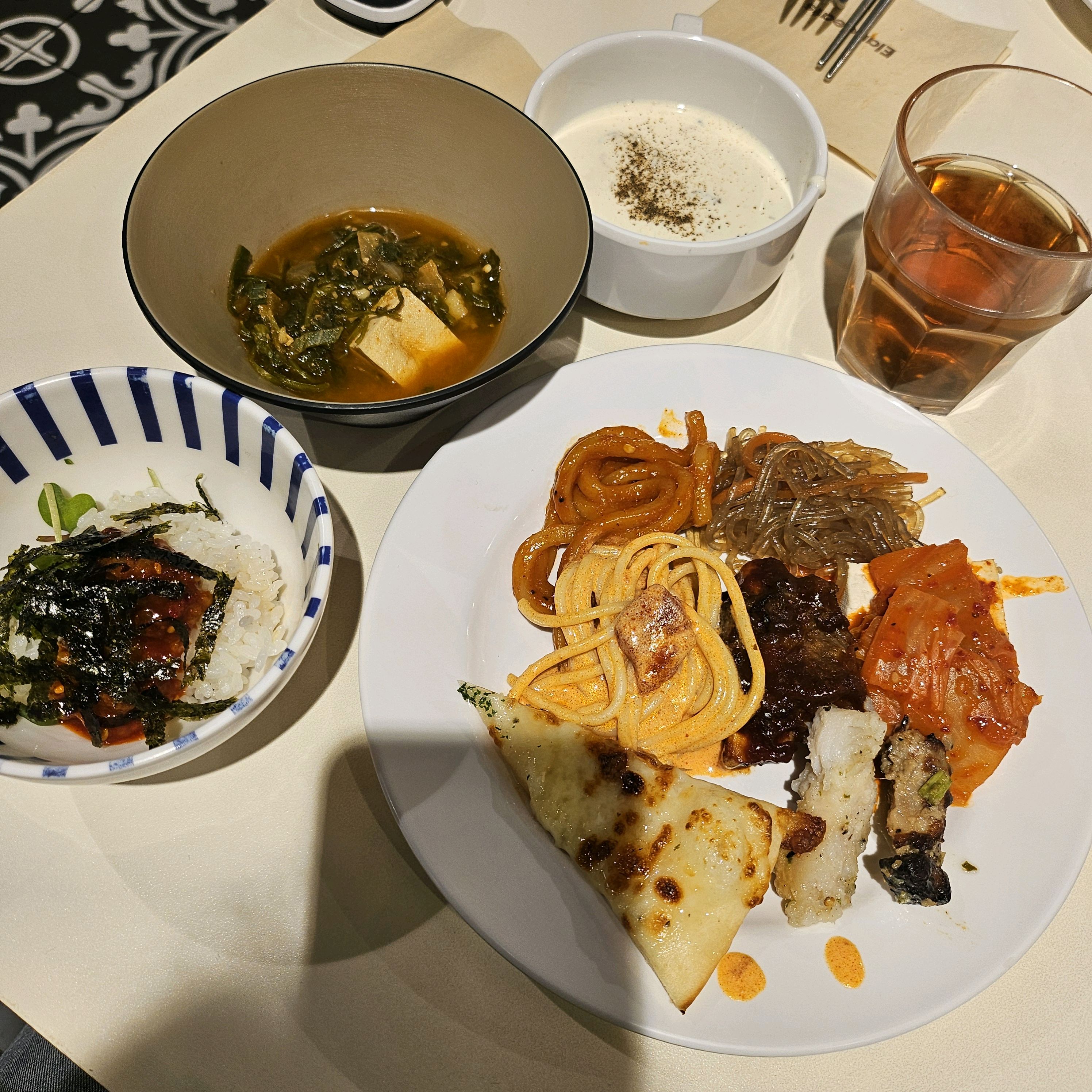 주말 애매한 오후 시간대에 갔는데도 대기가 후덜덜 했습니다..ㅎㅎ 그만큼 사람이 많으니 음