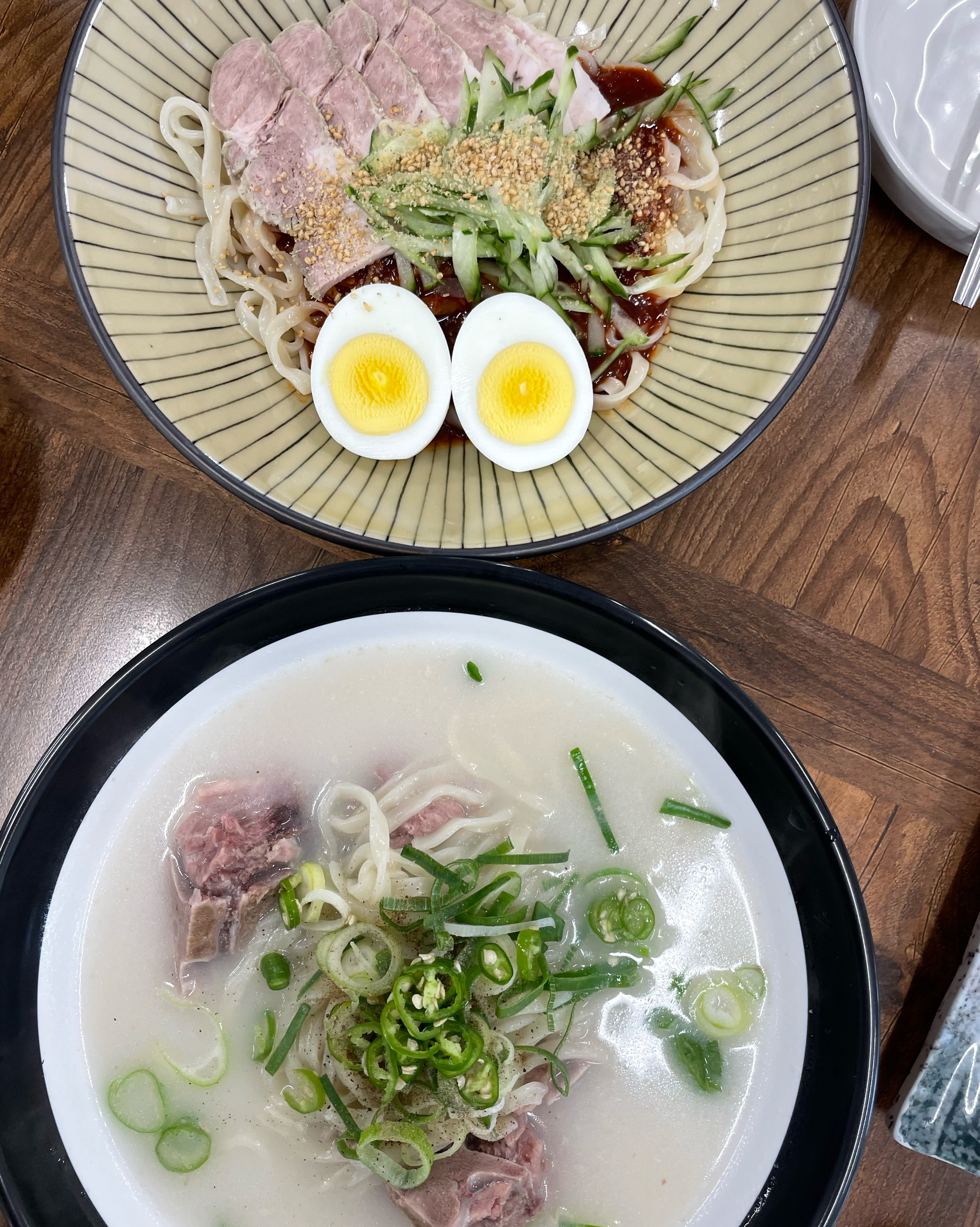 뼈칼국수랑 비빔칼국수 조합 미쳤습니다ㅎㅎ 반찬도 다 맛있고 오늘도 잘먹었습니다😍 - 제주 맛집 웅이네 보말칼국수 제주본점