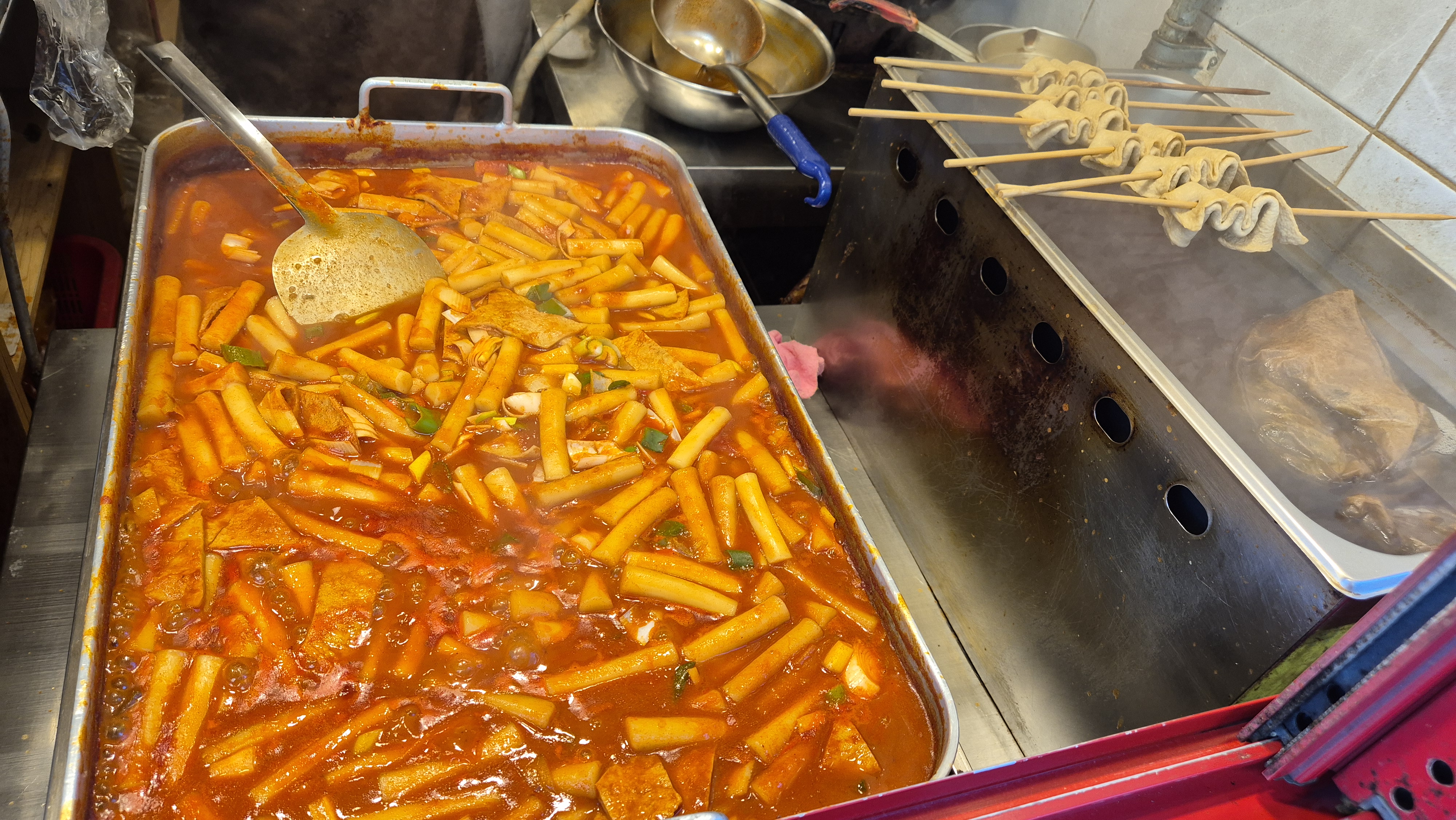 초등학교 때 먹던 옛날 떡볶이가 생각나서 좋았습니다. 맛도 되게 정감가는 밀떡 맛이에요.
