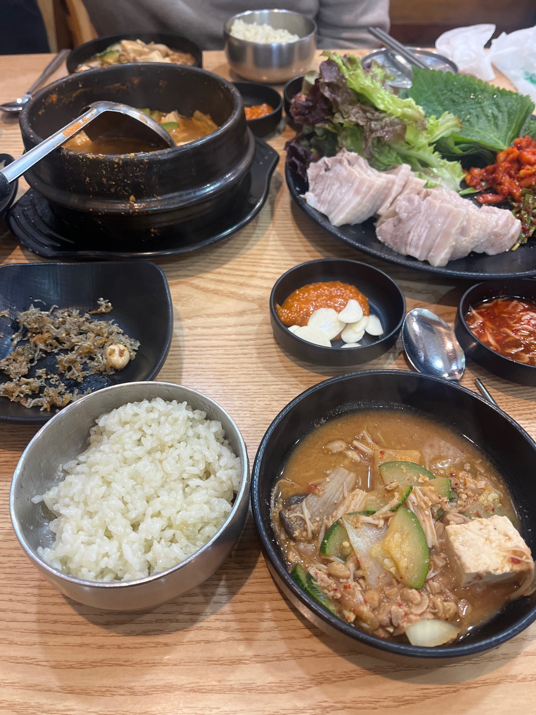 너무너무 건강한 식사였습니다. 음식도 훌륭하고 밑반찬마저 맛있었어요. 절에서 담군 청국장보
