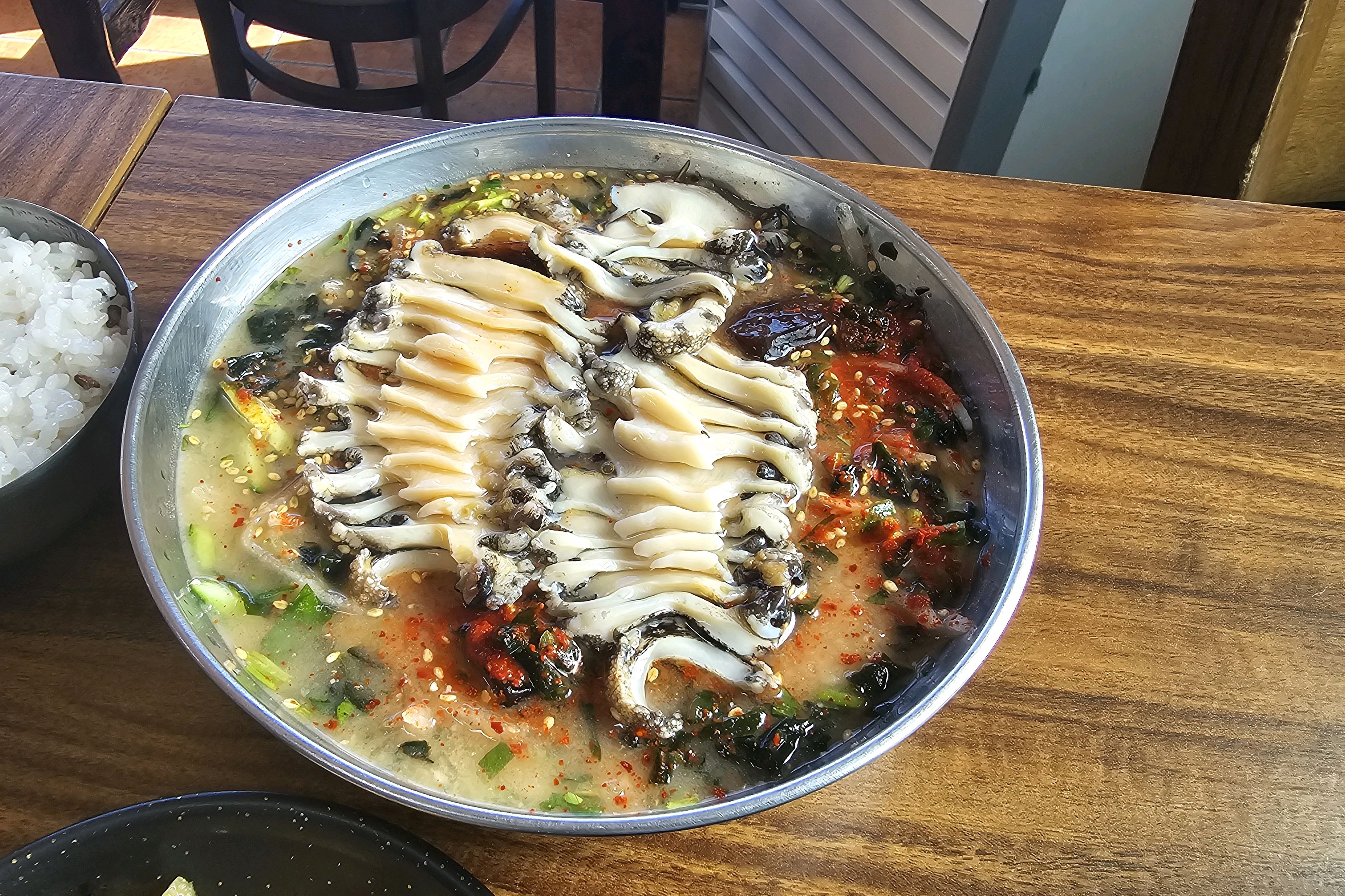 맛있게 먹고 왔어요. 제주식 물회 중 최고네요! 신선하고 깔끔히고 반찬도 다 맛있어요. - 제주 맛집 공천포식당