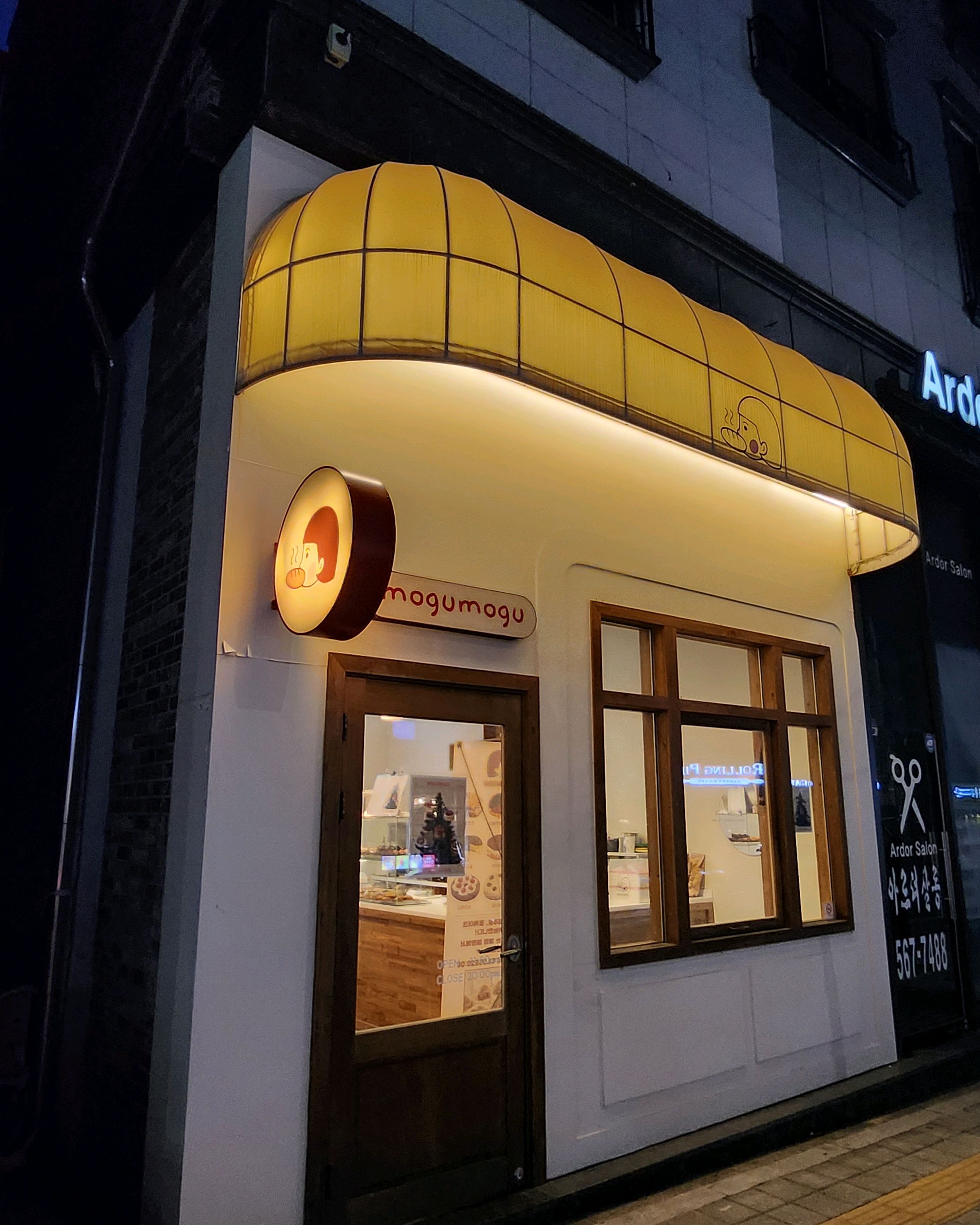 여기 완전 디저트 맛집이네요! 오레오스모어랑 꿀고구마 케이크 사먹었는데 둘 다 너무너무 맛