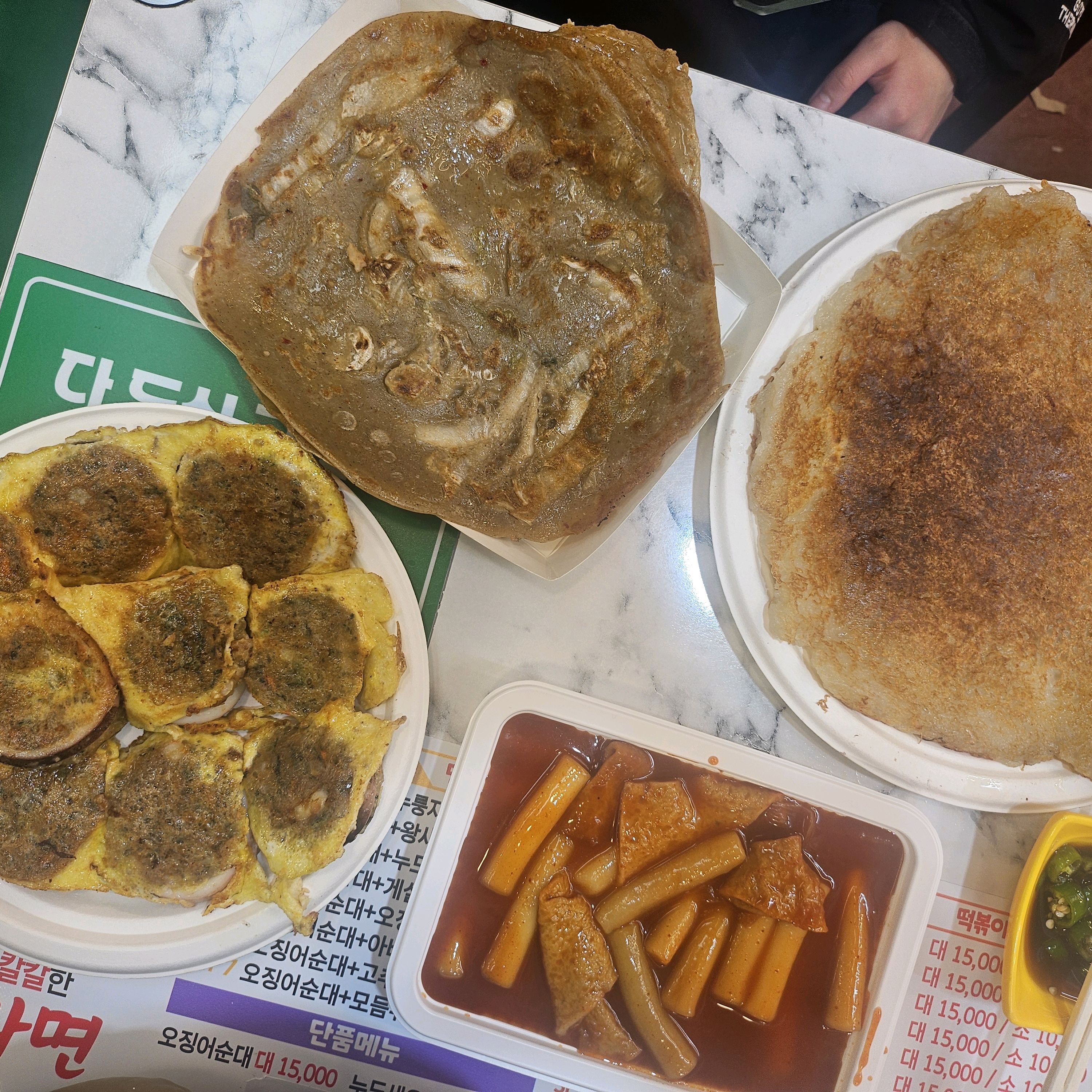 급 속초 당일치기! 중앙시장 현태네 들러서 간단하게 끼니해결~푸짐하죠^^ 떡볶이까지 제