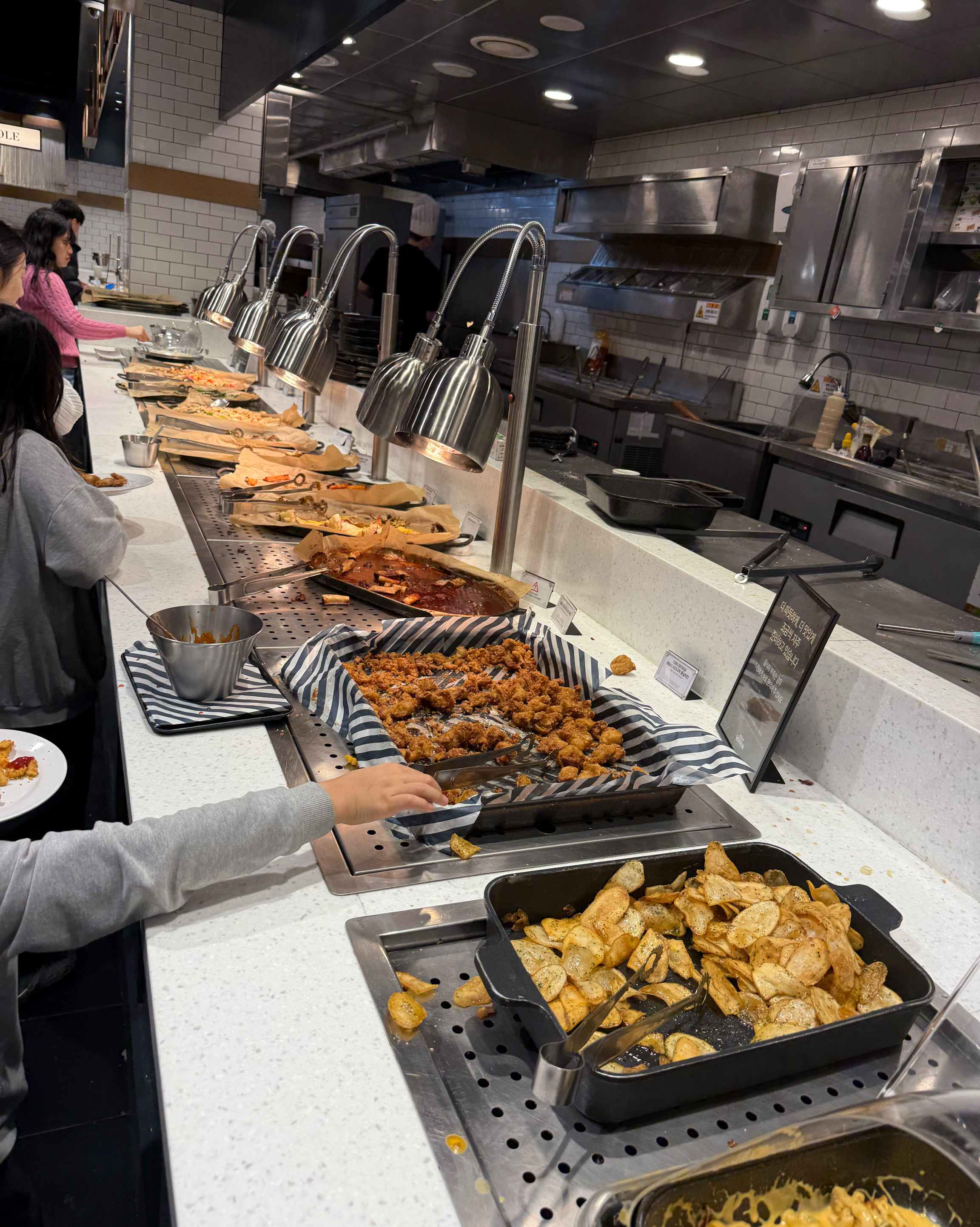 디너음식이 너무 비었어요 . 음식 회전율 안좋음;;;; 딸기는 맛있었는데 ㅜ - 인천 송도 맛집 애슐리퀸즈 송도트리플스트리트점