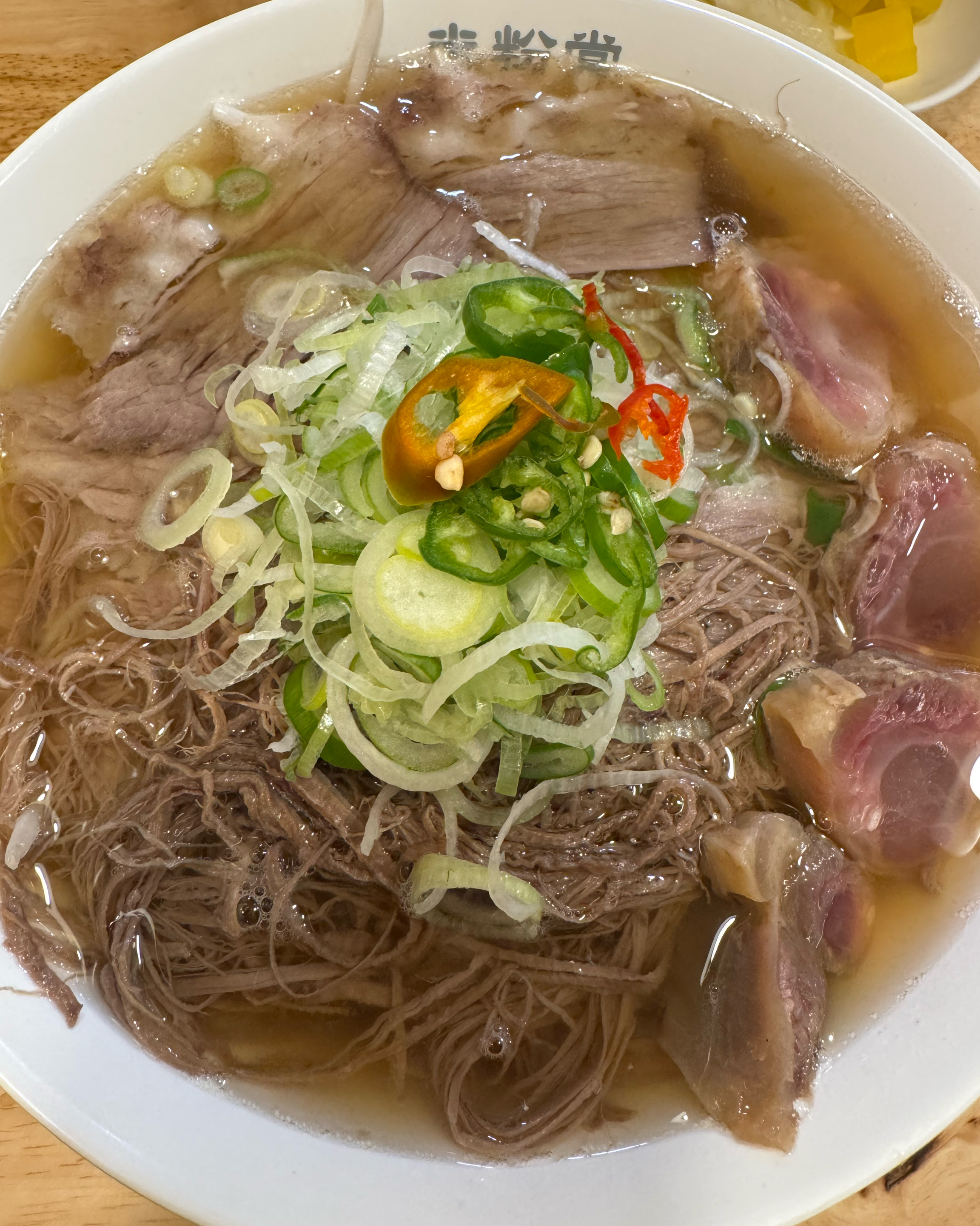 차돌양지힘줄쌀국수 먹었는데 고기들이 고소하고 간이 맞으며 힘줄도 야들야들하고 짭짜름하고 맛
