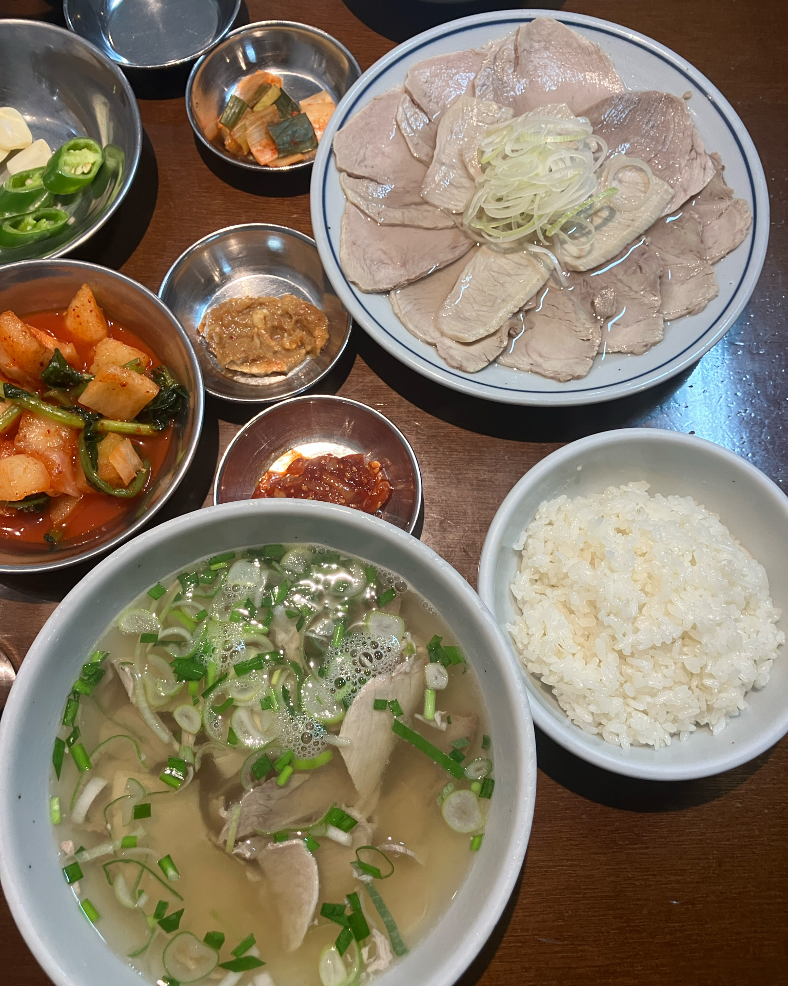 국밥집 찾아가봤습니다. 돼지국밥 괜찮았고 메밀온면도 좋았어요. 돼지 수육은 냉면 등 먹을때