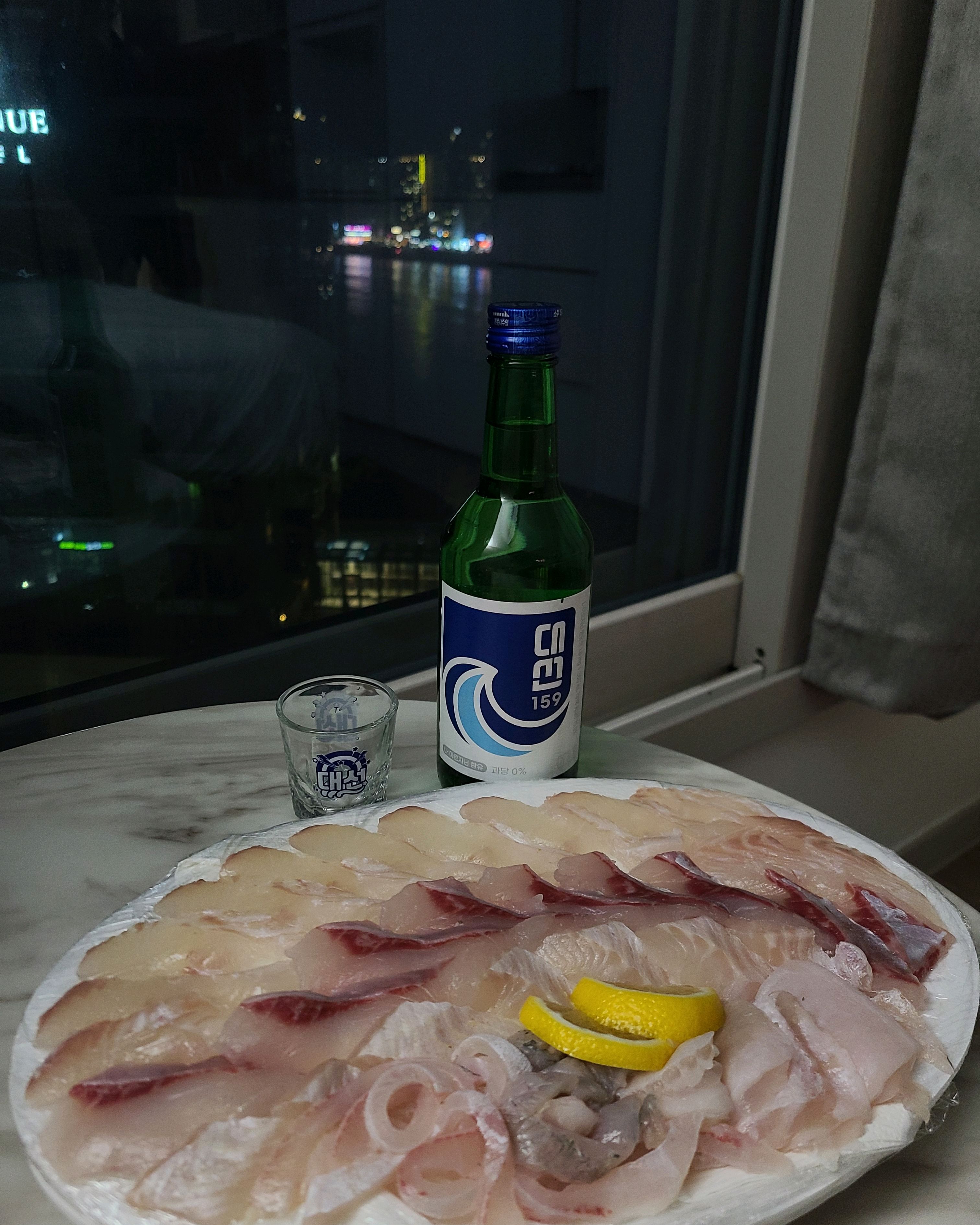 회 한 접시와 소주