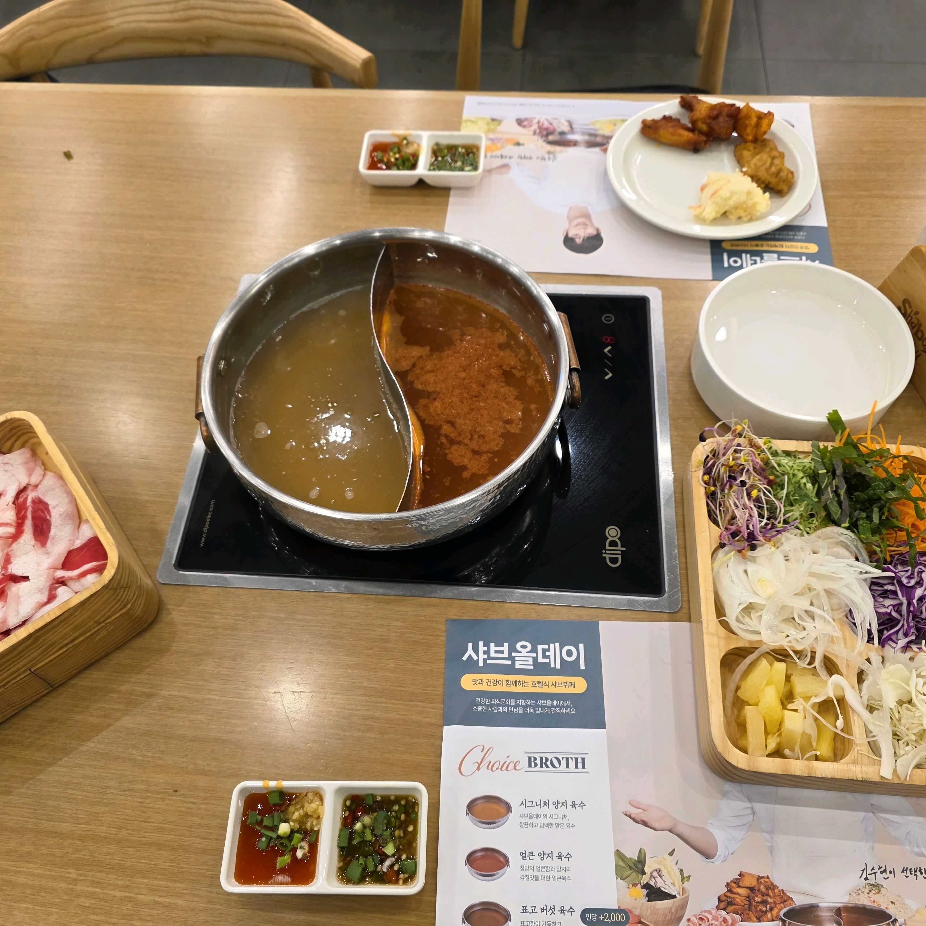 직원분이 엄청 친절하셨고 재료들이 신선했어요. 다만 뷔페의 고기류들이 그릇이 빈 후 잘 채