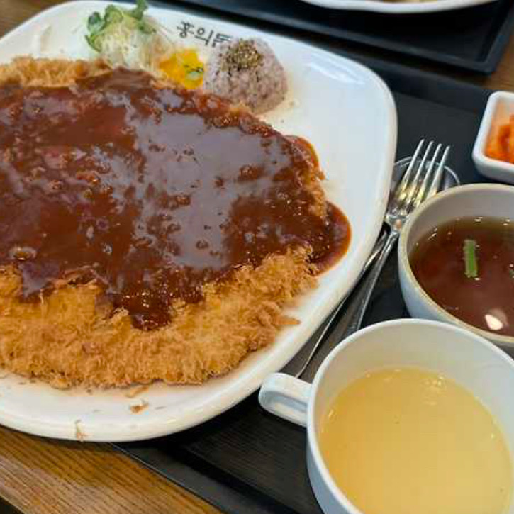 돈까스가 두툼하고 바삭바삭한 소스의 조화가 잘 어우러져 맛있어요...불고기볶음밥 중간맛도