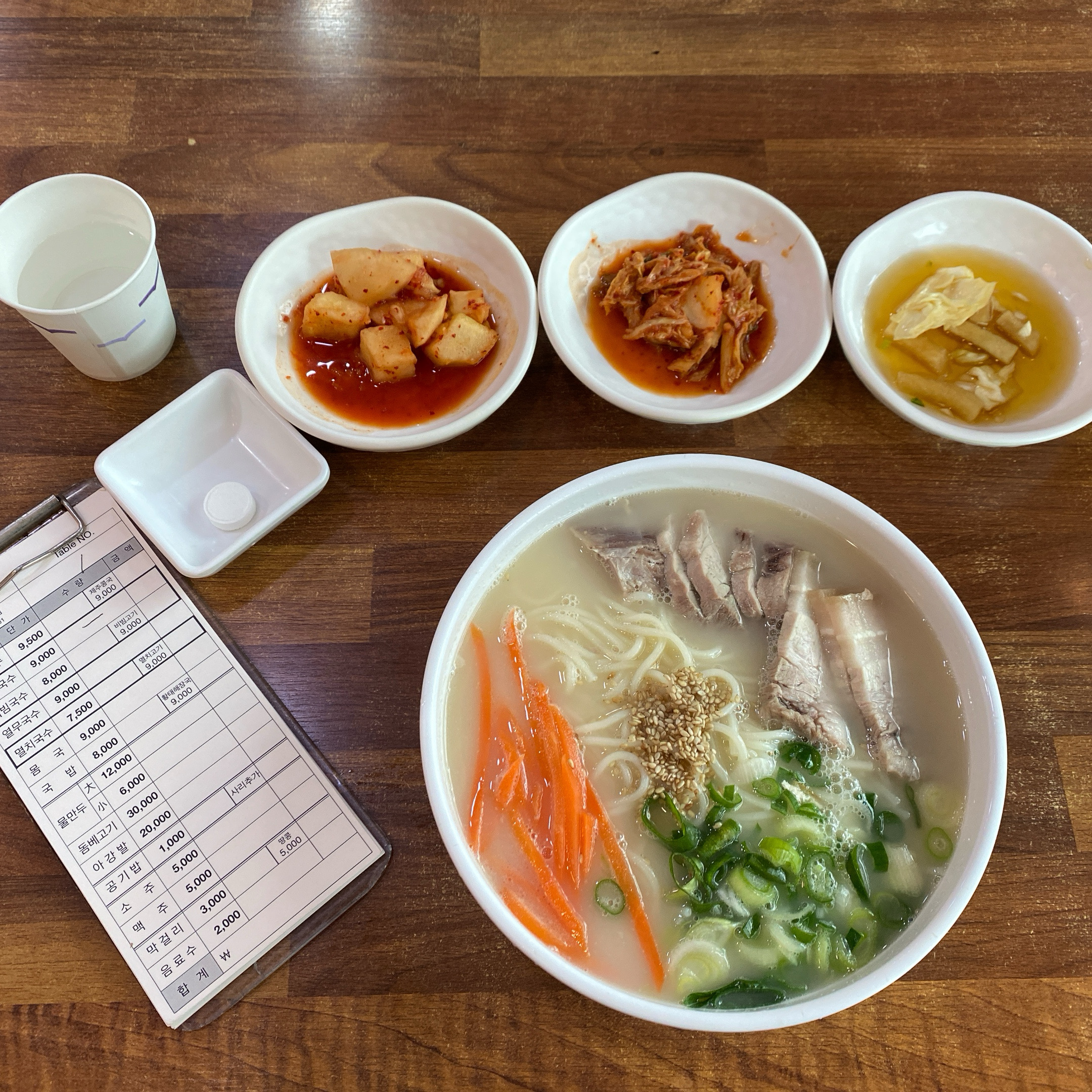 면이 굵고 쫄기해요. 김치도 맛있어요. 가성비 굿 - 제주 맛집 국수마당 본점