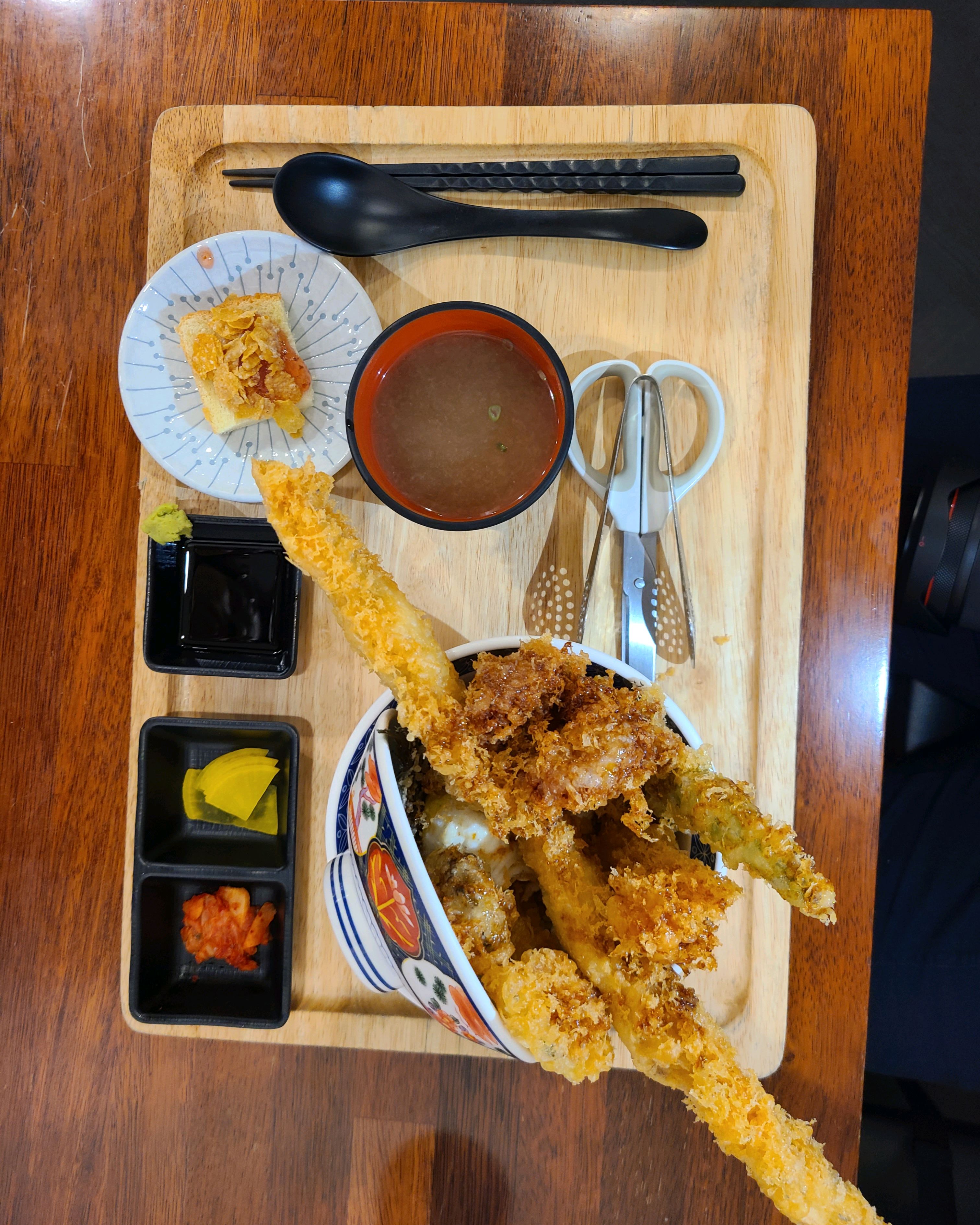 양과 구성 좋고요 제주에서 맛볼수 있는 재료 활용도 좋고 갈치텐동! 그리고 덮밥 완전 촉촉