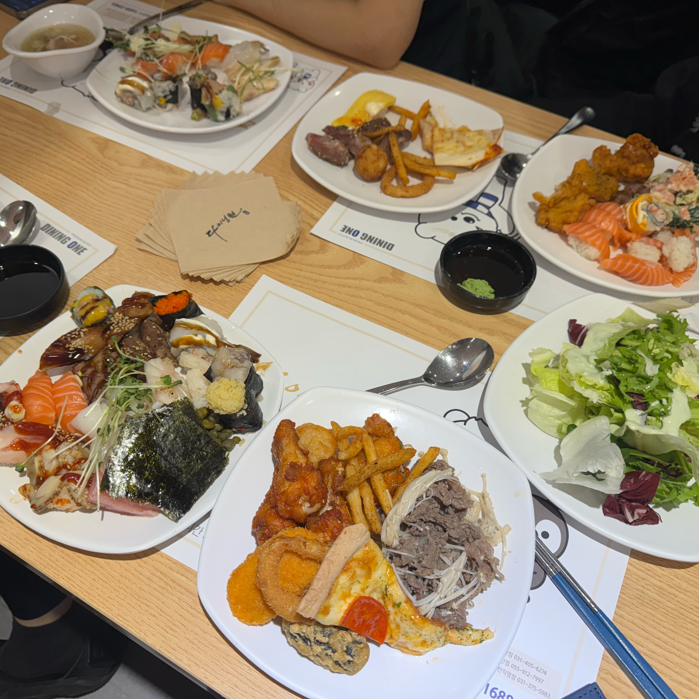 음식이 다양하고 다 맛있어요! 💗🩷특히 초밥이 신선해서 좋았습니다!!!!! 🫶🫶매장은 깔끔