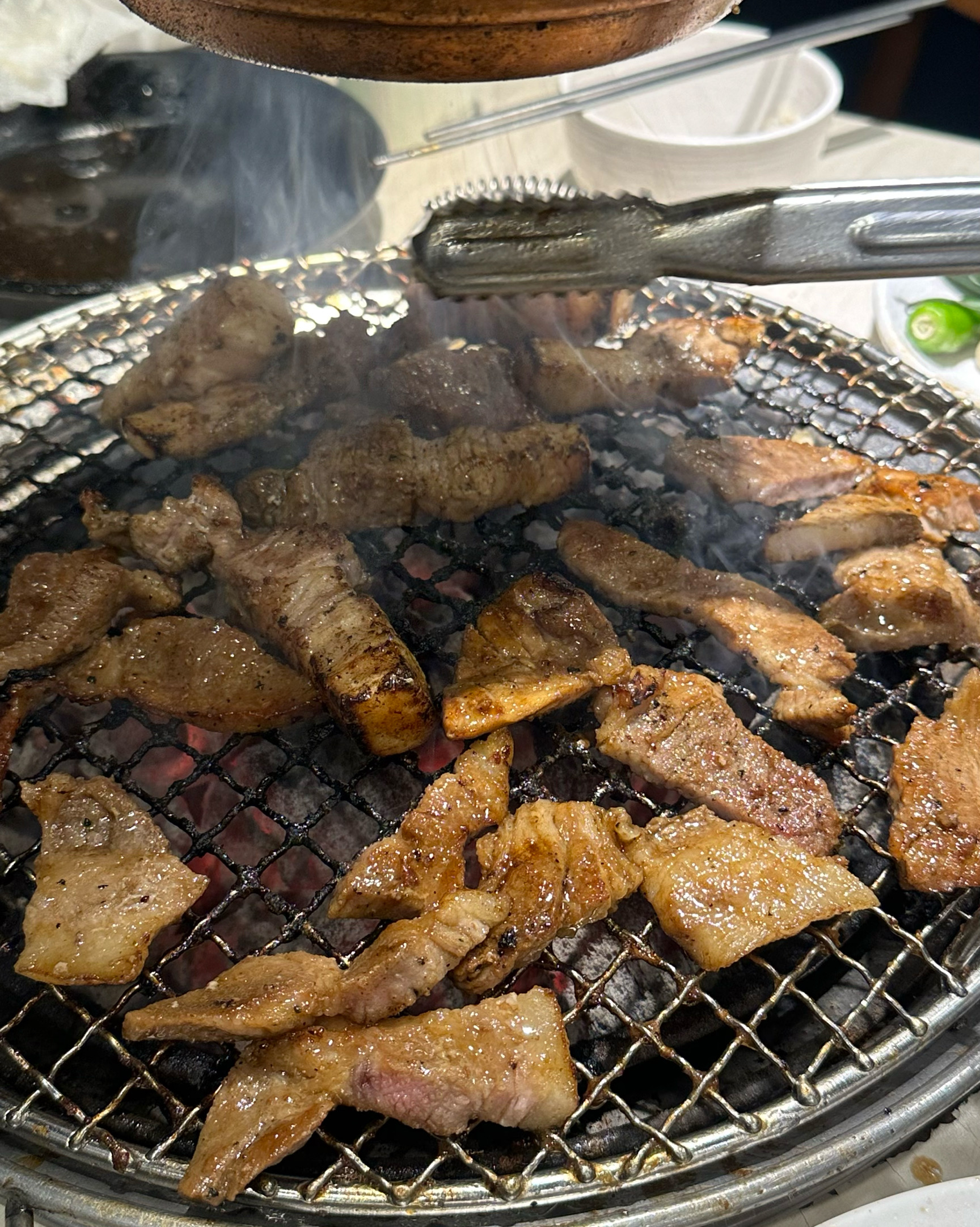 명륜진사갈비 매장 중에서 가장 친절하고 깨끗한 곳 이였어요! 불판 가는것도 도와주시고, 사