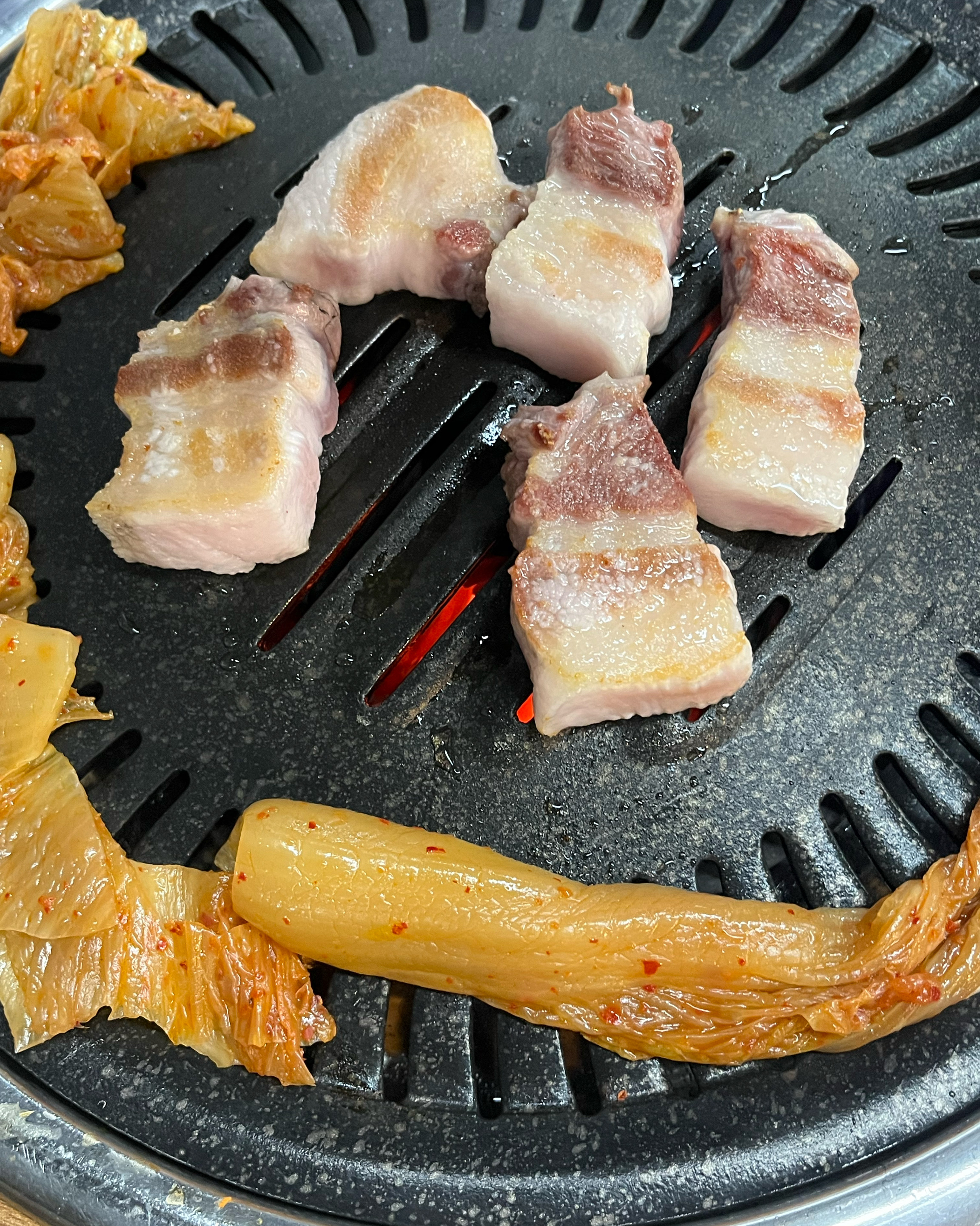 친구 추천으로 왔는데 너무 맛있어요. 💓💓반찬도 되게 다양하고 소세지랑 묵은지 김치도 너무