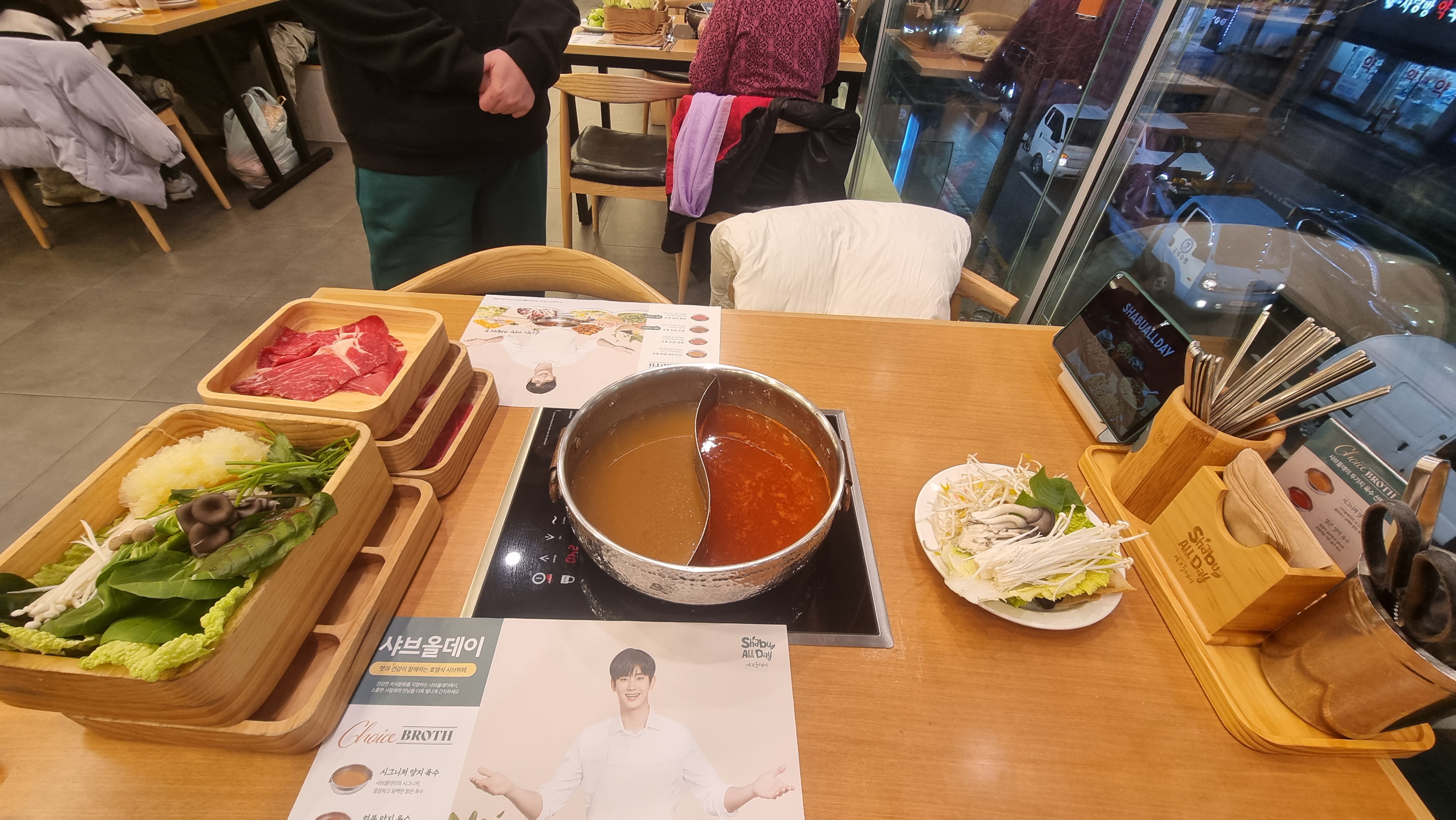 샐러드바도 여러종류로 잘 되어있고 맛도 있었습니다. - 수원 정자동 맛집 샤브올데이 수원정자점