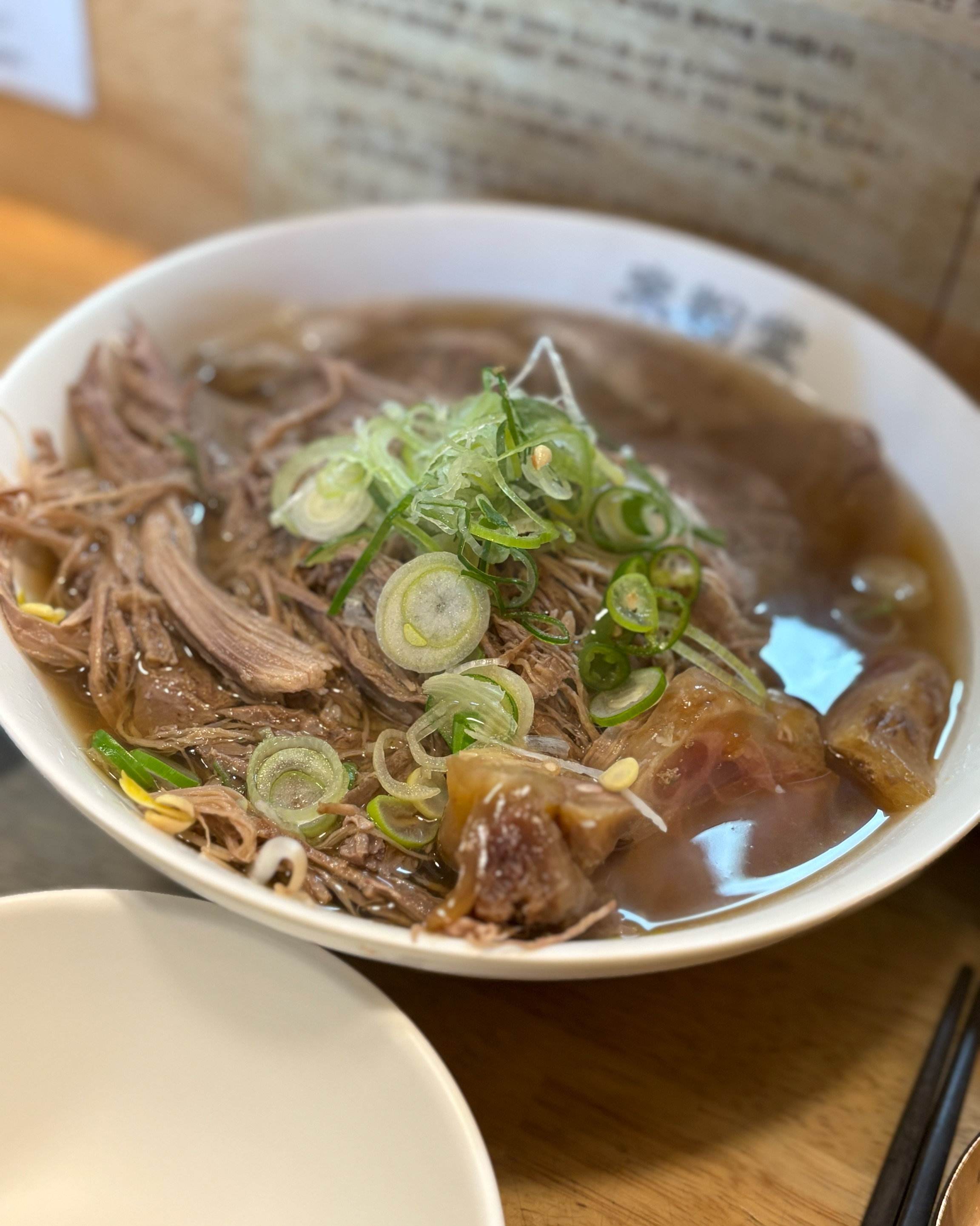 힘줄쌀국수와 차돌양지힘줄쌀국수, 가리비짜조 주문했고 음식 빠르게 나옵니다! 분위기도 좋고
