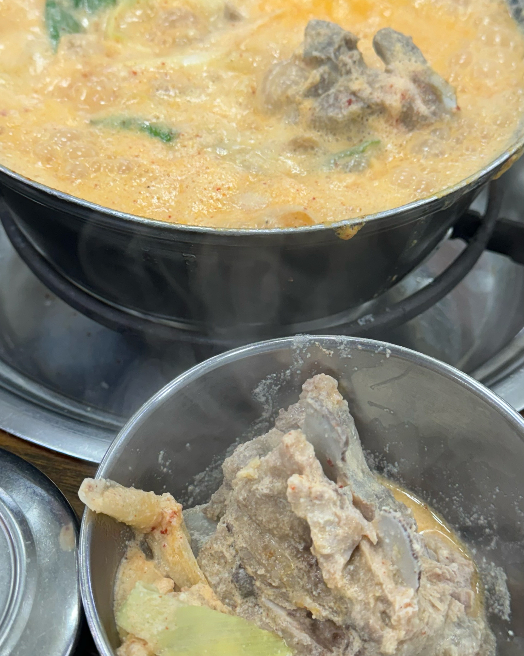 등뼈 살이 실하고 비지장 듬뿍 들어있어 부드럽고 맛있네요 같이 들어있는 감자와 떡꾹떡도 별