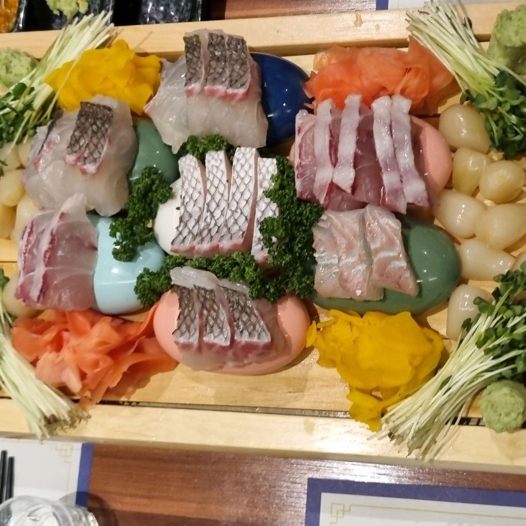 회가 신선하고 리필도 처음이랑 똑같이 주셔서 지인들이 너무 좋아요 룸도 잘되어 있어서 단체