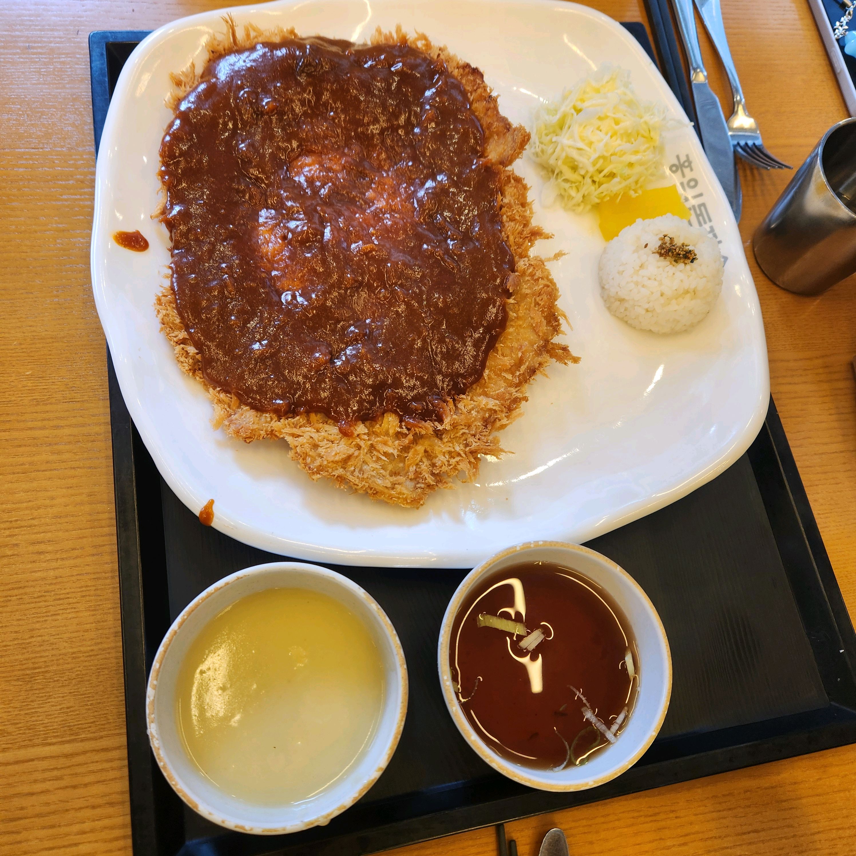 양이 엄청많아서 맛은 그저그럴줄 알았는데,,,,진짜 맛있어요!! 추천추천 - 광주 충장로 맛집 홍익돈까스 광주충장점