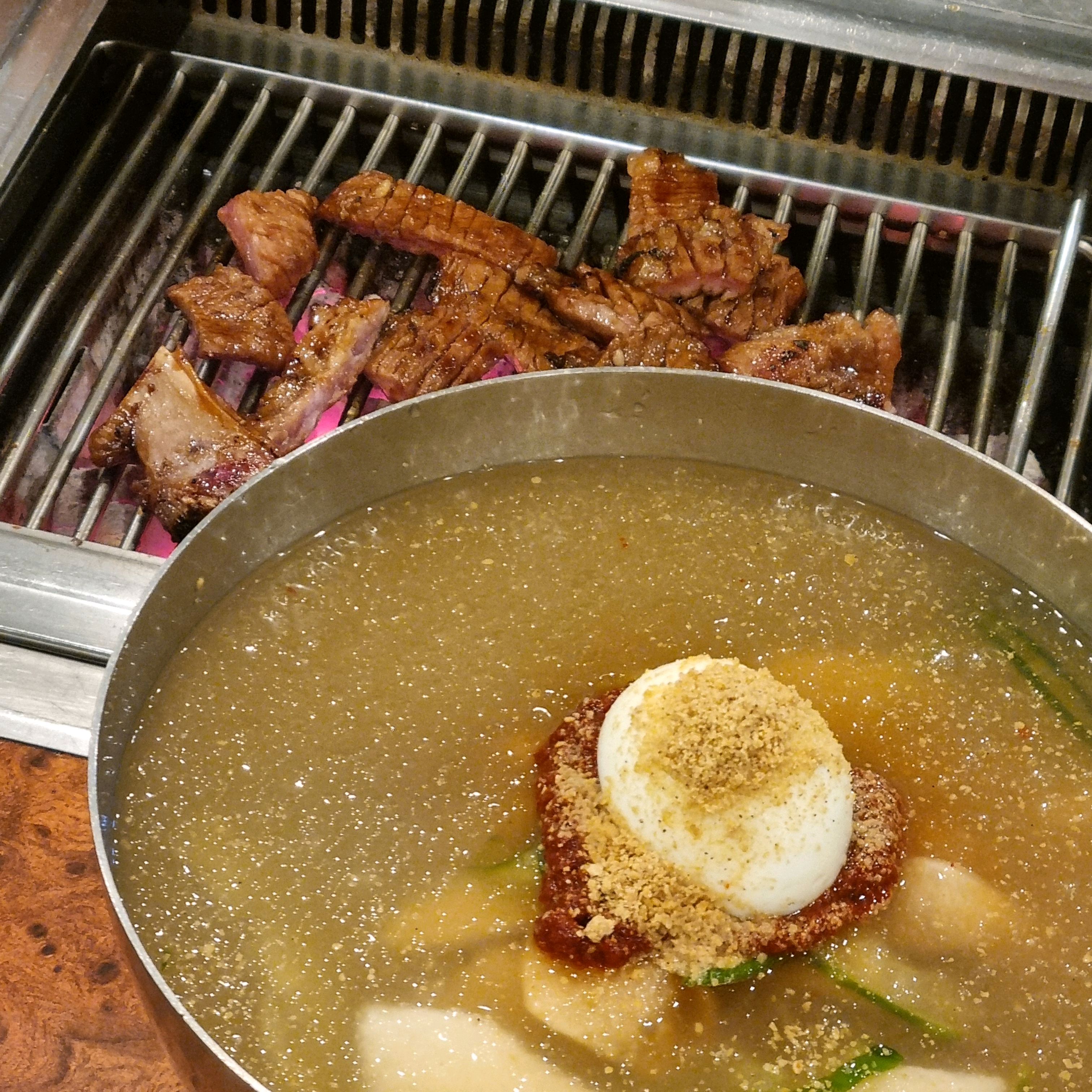 한겨울에 먹어도 맛있는 스테디한 칡냉면, 가격은 살짝 부담되지만 맛은 보장되는 갈비와 함께