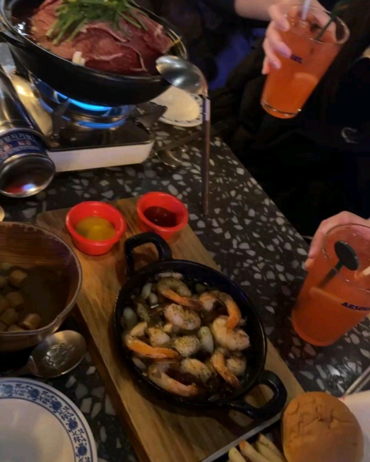어두운 분위기가 술마시기 너무 좋아요~~~~~안주가 미쳤어요 너무짜지않고 술안주로딱이에요~