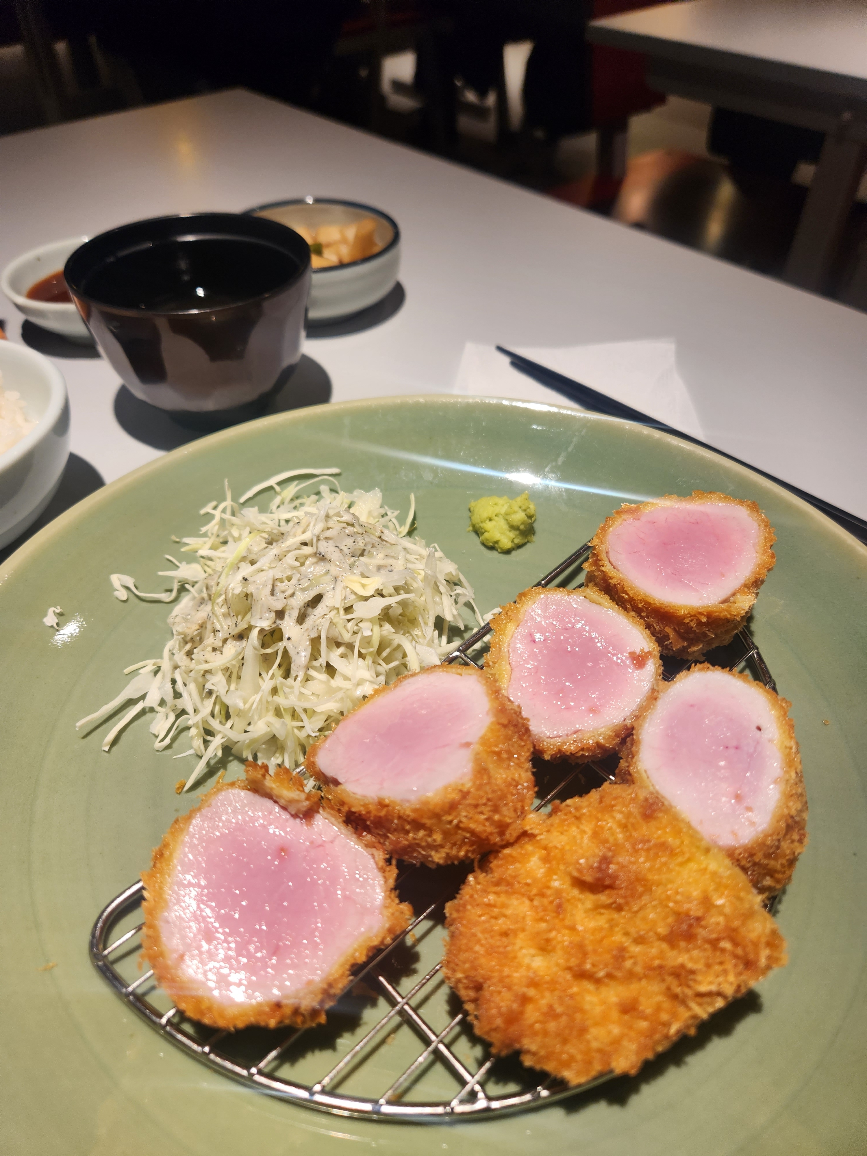 히레카츠 입안에서 녹아내리는 부드러움입니다. 소금, 트러플오일, 와사비, 돈까스소스 골라