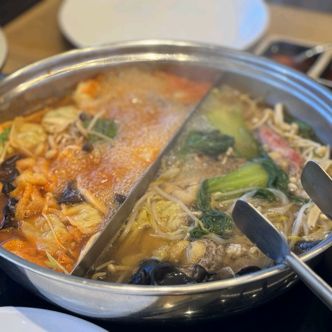 가게 옆에 전용주차장이 있어서 주차하기편하네요 저는 항상 반반육수먹는데 간도 적절하니 좋