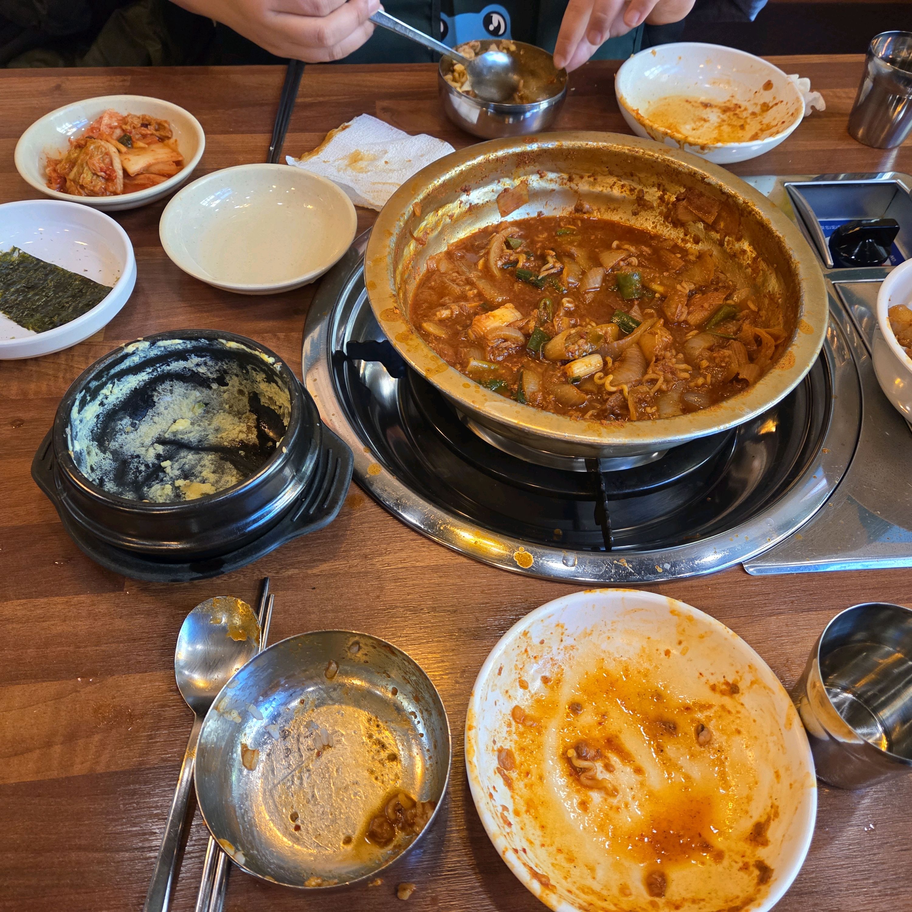 중간맛 시켰지만 신라면 이상급 이엇음니다. 보끔밥 시키려다가 양이 마나서 못시키고 공기밥만