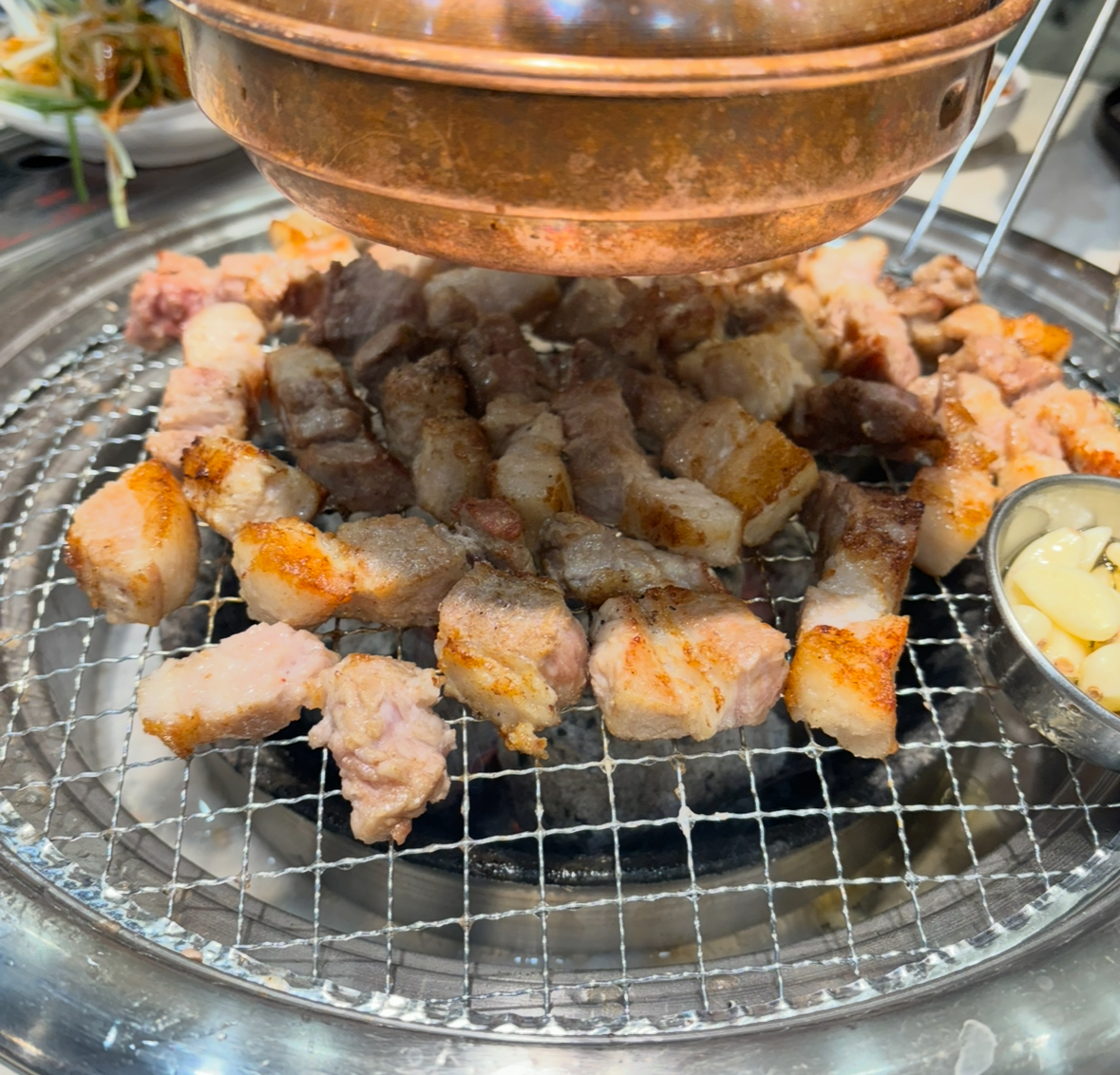 주말 저녁시간대에 방문했는데 고기를 1~2접시씩 리필을 해놓으시더라고요 ㅋㅋㅋ 고기가 없어