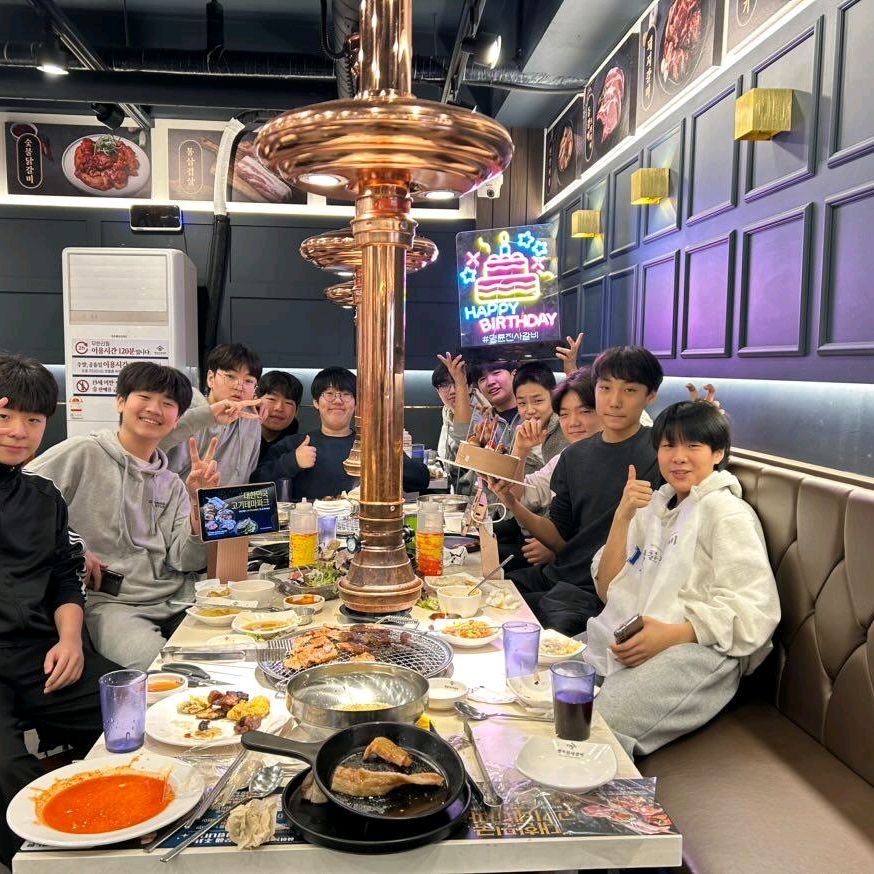 생일이라 친구들이랑 왔는데 정말 맛있게 잘먹었고 생일 이벤트나 서비스도 너뮤 잘챙겨주셔서