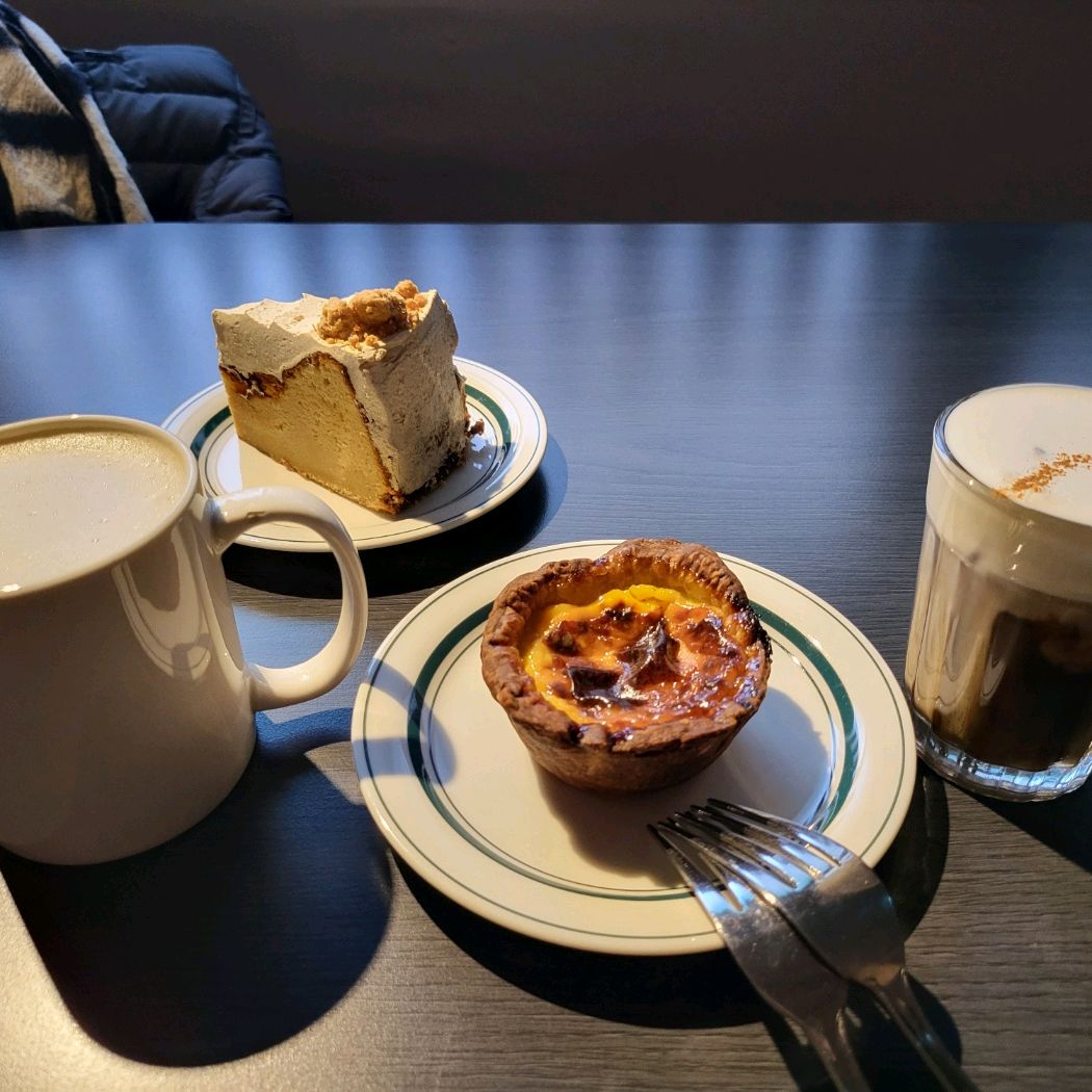 수제디저트 맛집이더라구요. 케잌도 음료도 너무 맛있어서 방문했을 때 기대 이상이라 망원시장