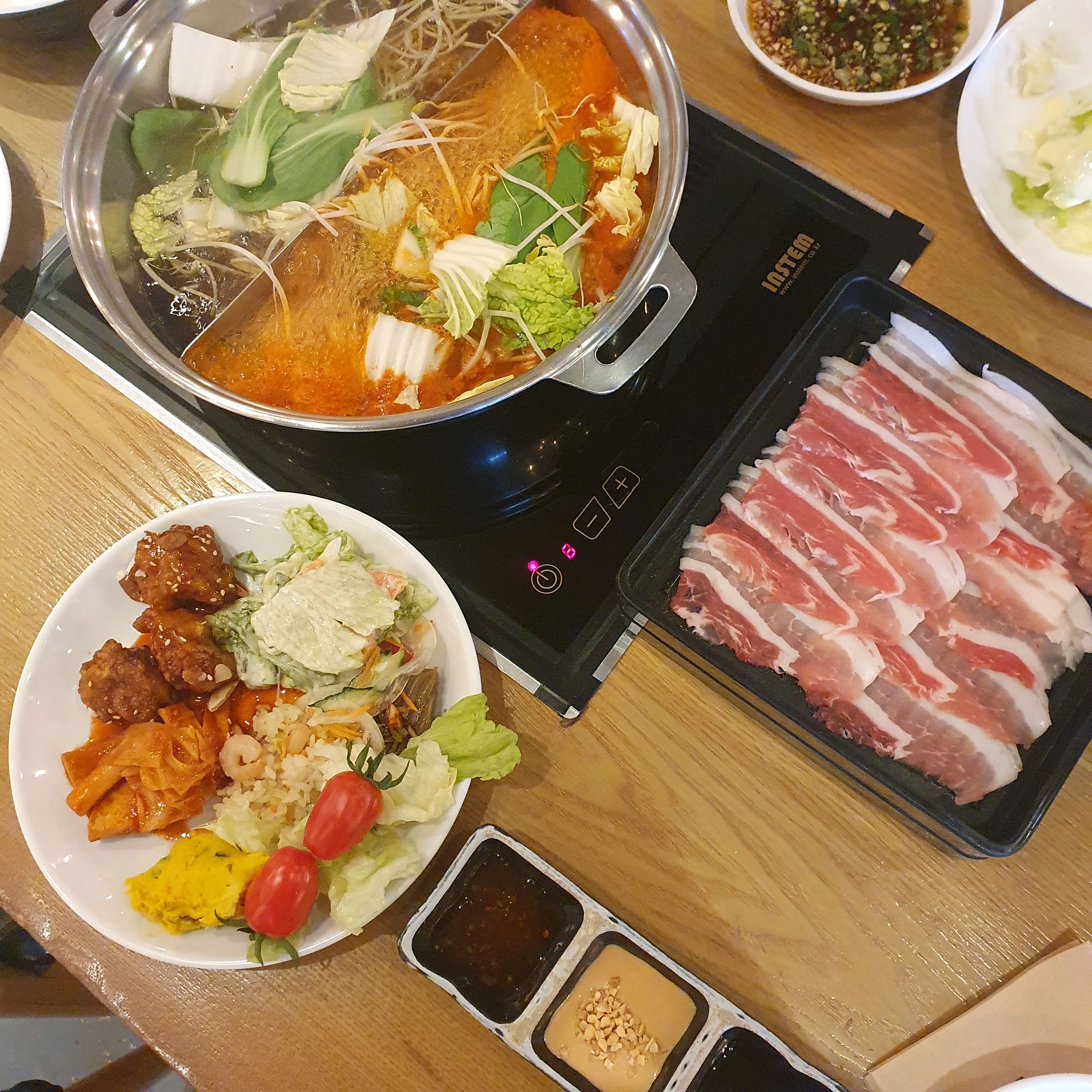 재료도 다 신선하고 샐러드바 종류도 다양하고 - 대구 수성못 맛집 샤브20 수성못점