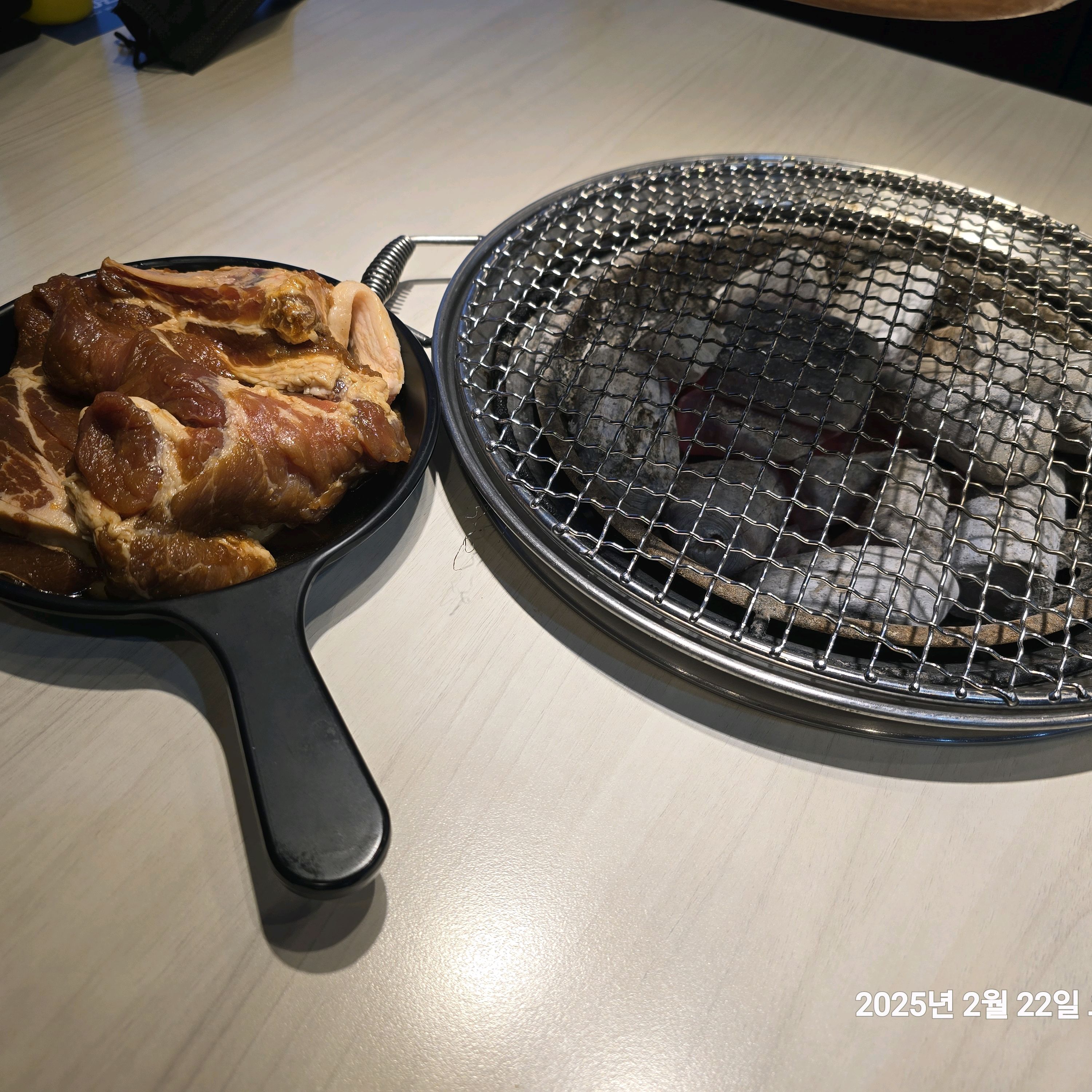 처음 왔는데 직원분들도 친절하시고 고기도 맛있고 다른 여러가지 사이드 음식들도 맛있어요 - 인천 서창동 맛집 명륜진사갈비 인천서창점