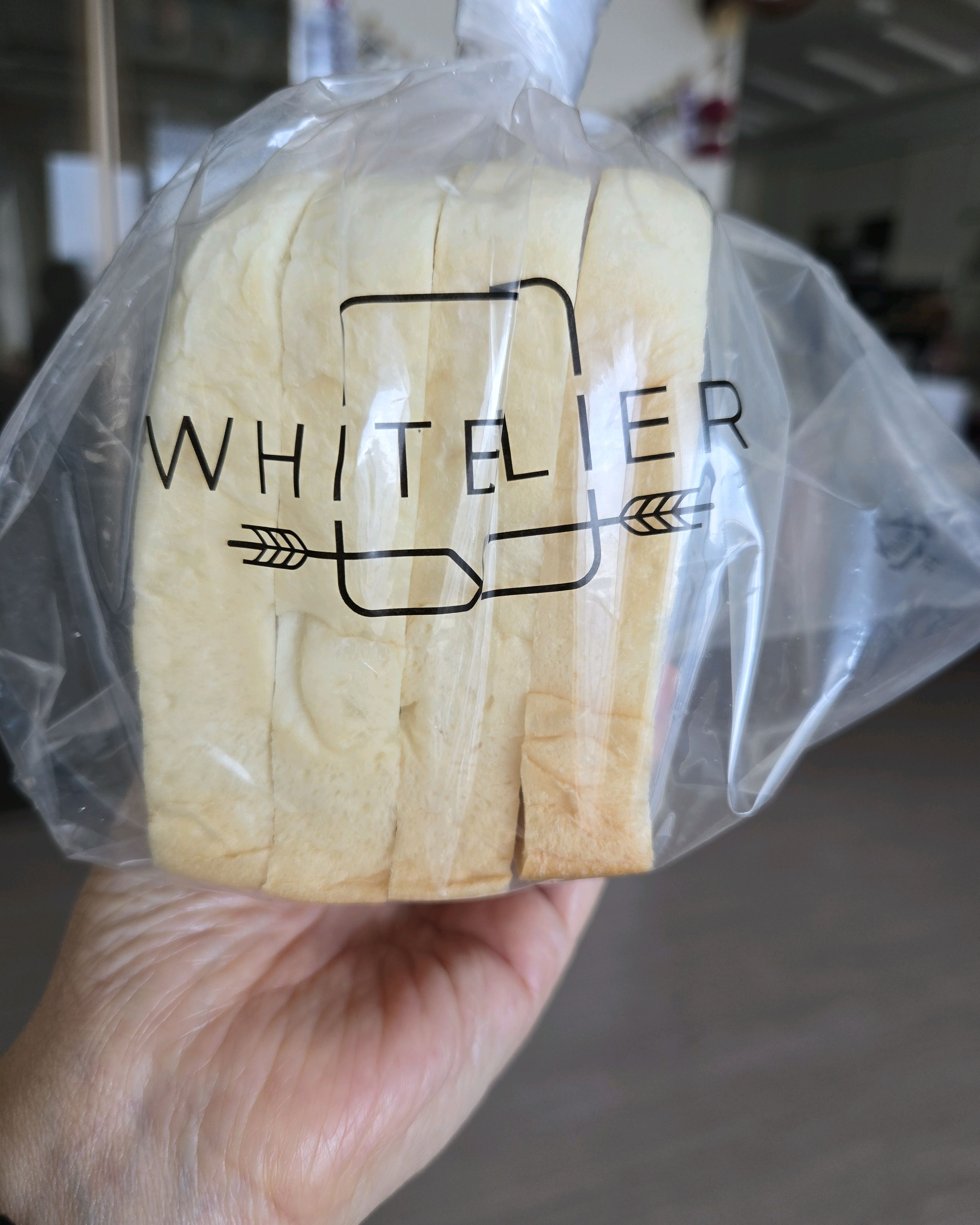 버터향가득한 촉촉한 식빵은 언제 먹어도 맛있어요.아까워서 천천히 먹어요. - 구미 산동 맛집 화이트리에 구미산동점
