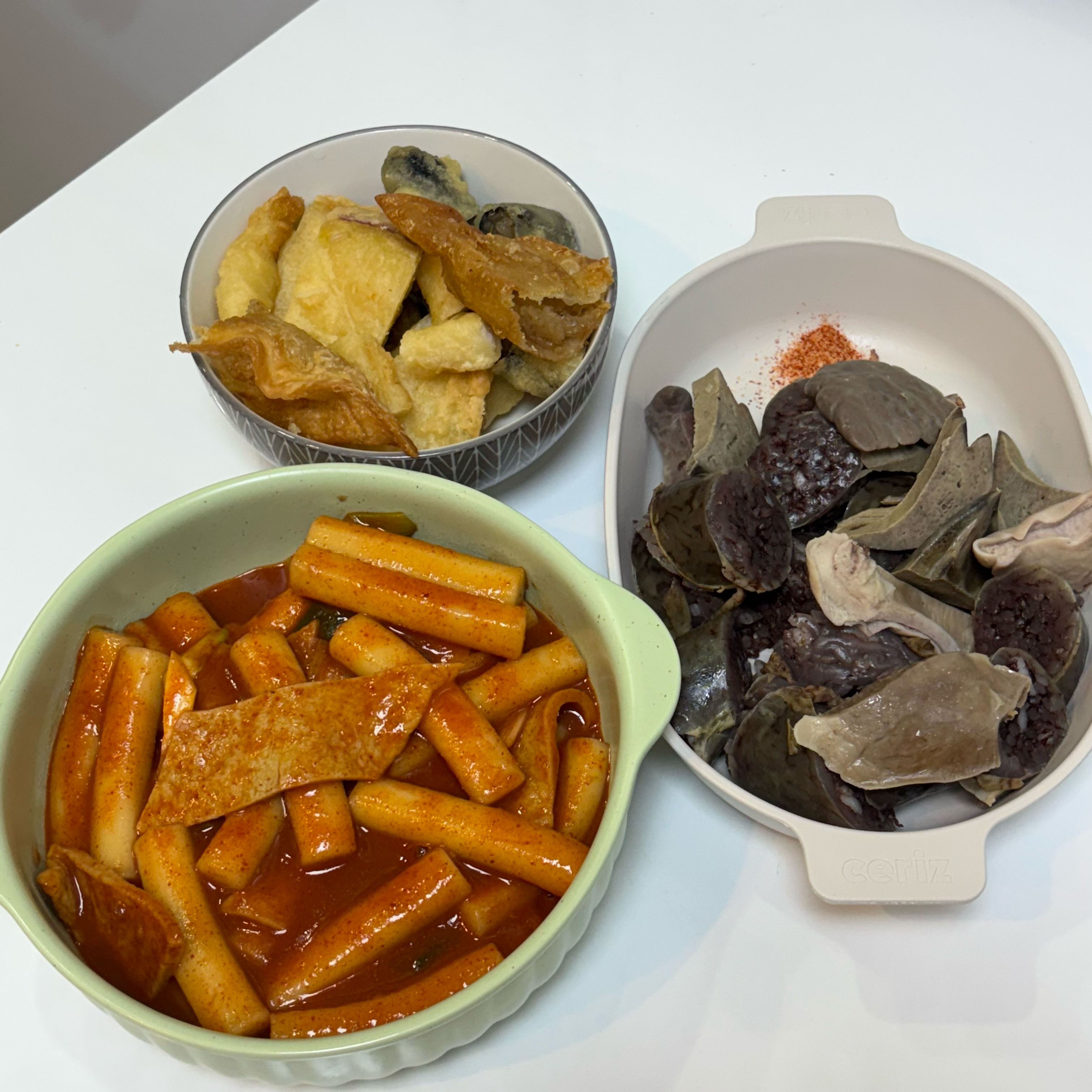 포장해서 먹었는데 순대도 맛있고 튀김도 맛나영!!! 떡볶이 양도 암청 많이 주셧어요 ㅎㅎ - 천호동 맛집 갈현동할머니딸떡볶이