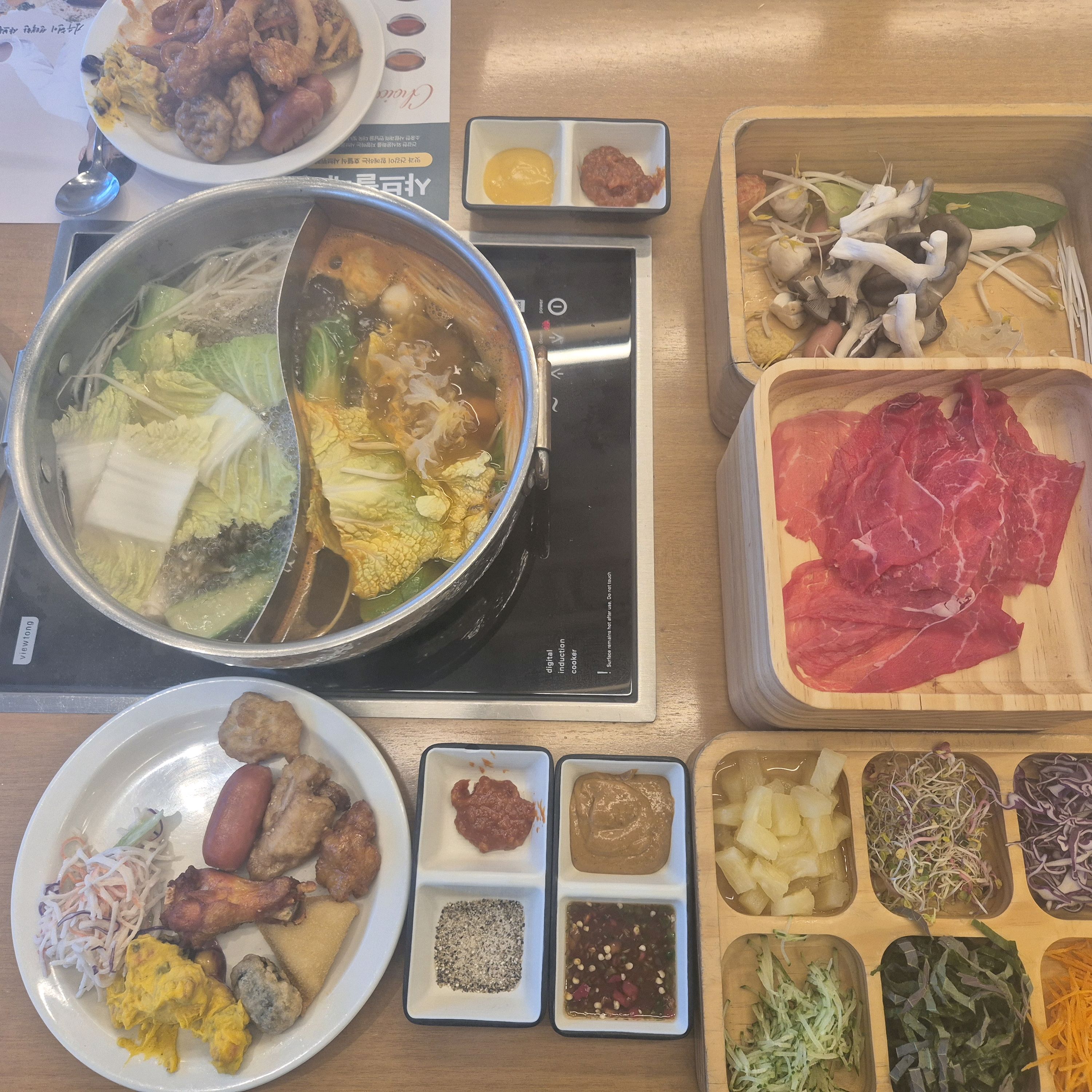 매장도 넓고 샤브샤브, 월남쌈 등 먹을게 많아서 가성비 좋은곳이에요. 아이스크림이랑 차 후