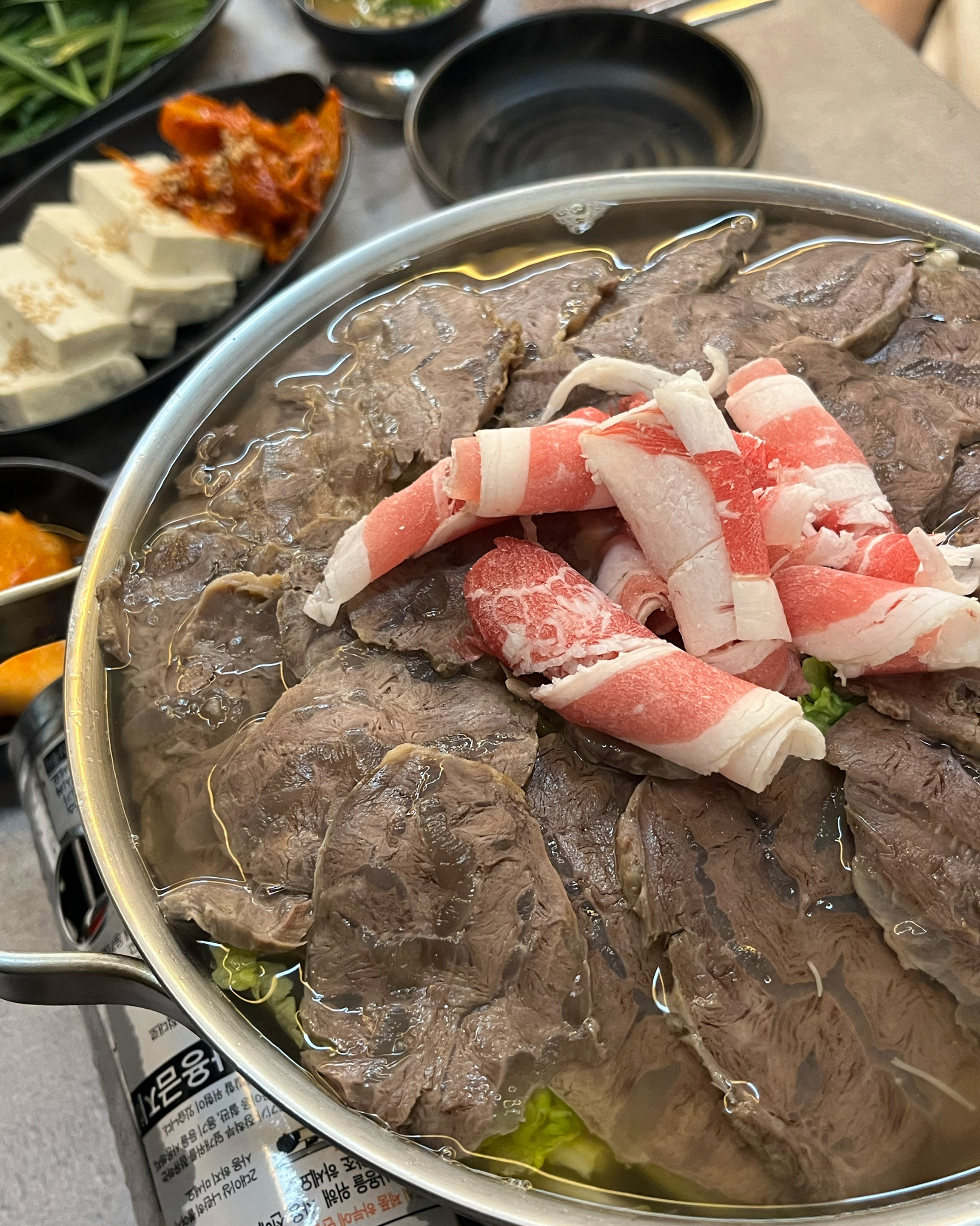 사태가 정말 부드럽고 맛있었어요! 국물도 정말 개운하니 진짜맛있어요!!!! 칼국수 넣어먹으