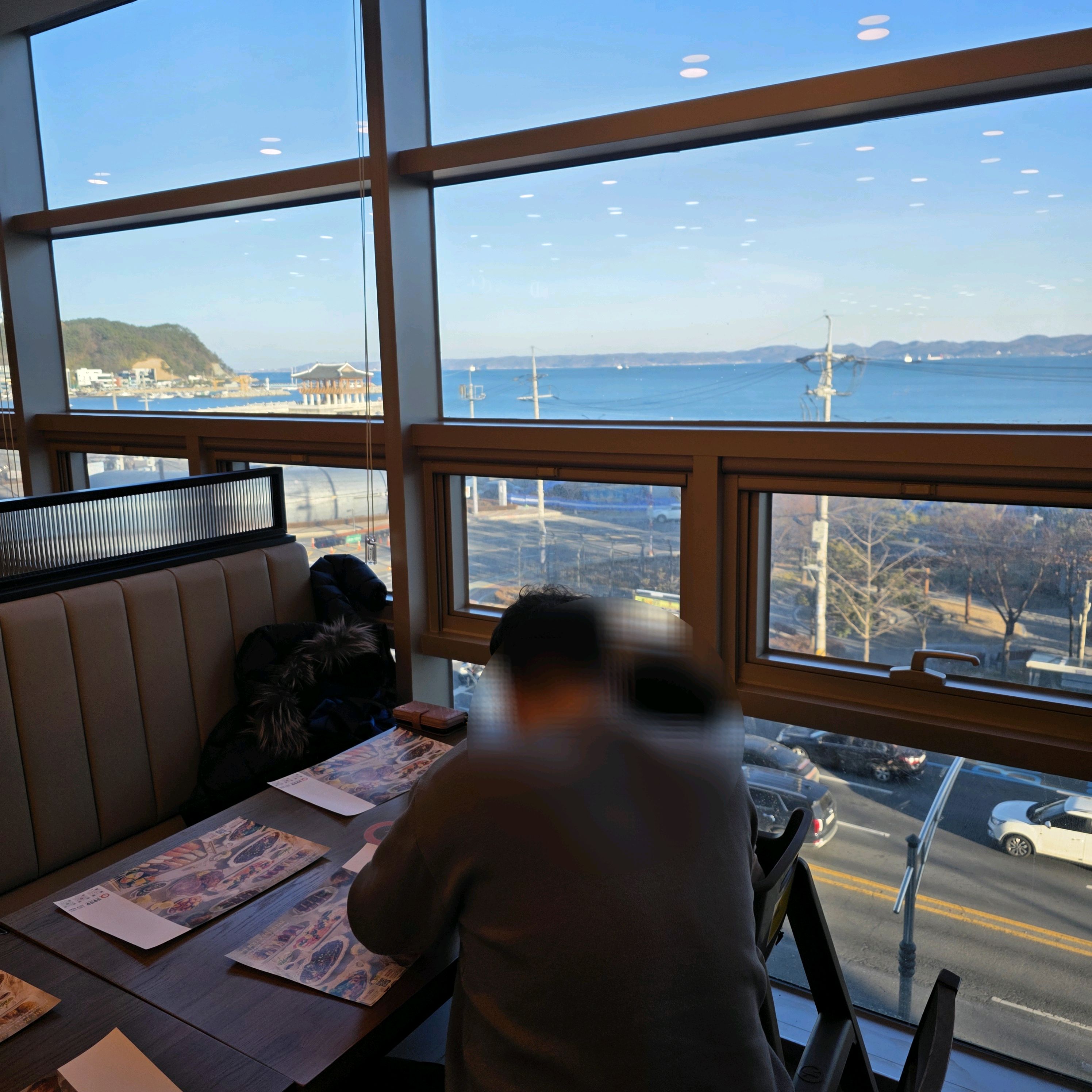 창가 쪽 뷰 정말 좋습니다! 바다가 바로 옆이라 맛있는 초밥들 잔뜩 먹으면서 뷰 보면 완벽