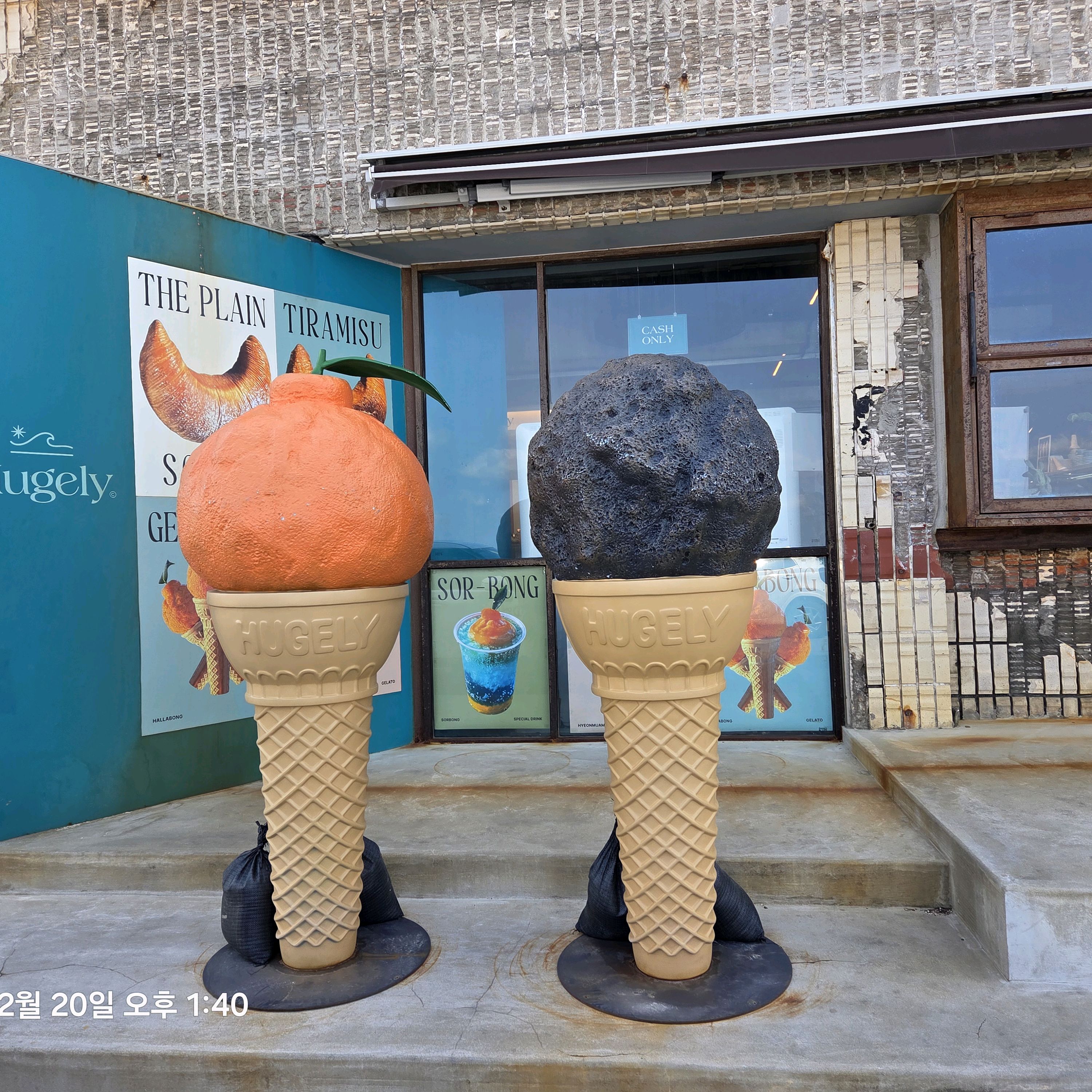 용두암에서 용연계곡가는 해안길에 위치. 젤라또가 시그니처네요. 바다뷰 자리가 없어서  실망