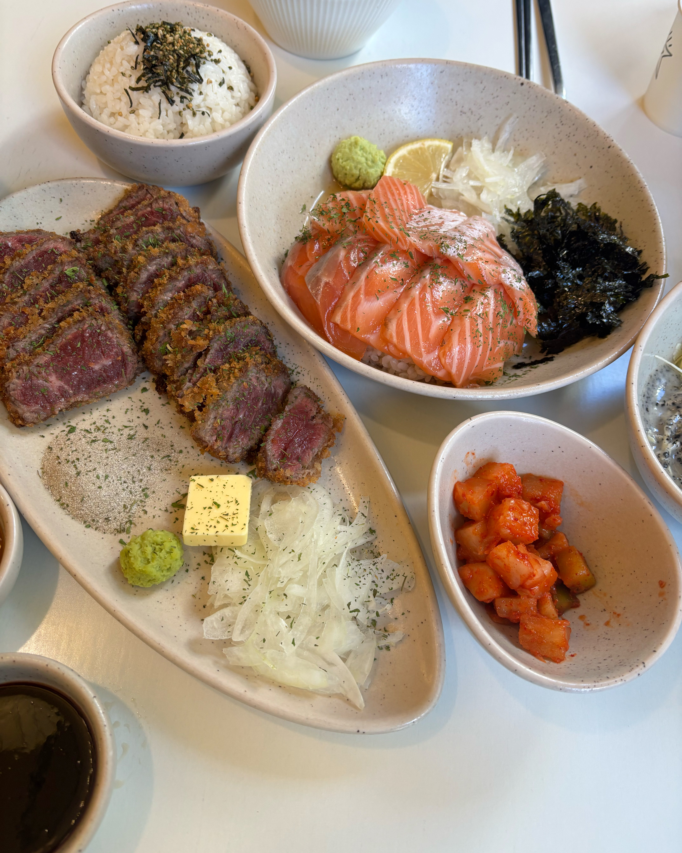 규카츠랑 연어 덮밥 비주얼부터 너무 맛있어보여서 와봤습니다 보이는대로 너무 맛있네요 !!