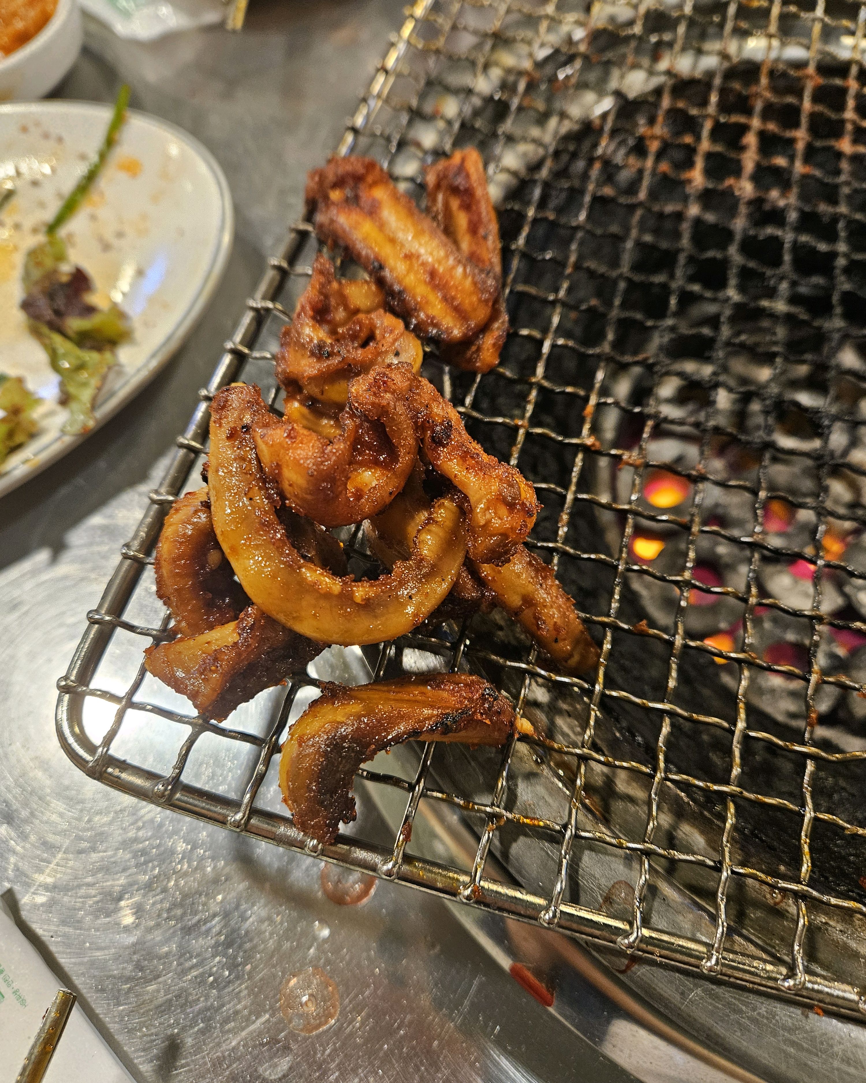너무 맛있는 꼼장어예요^^ 매콤한양념에 스트레스도 풀리고~ 소주가 술술 들어갑니다~또!