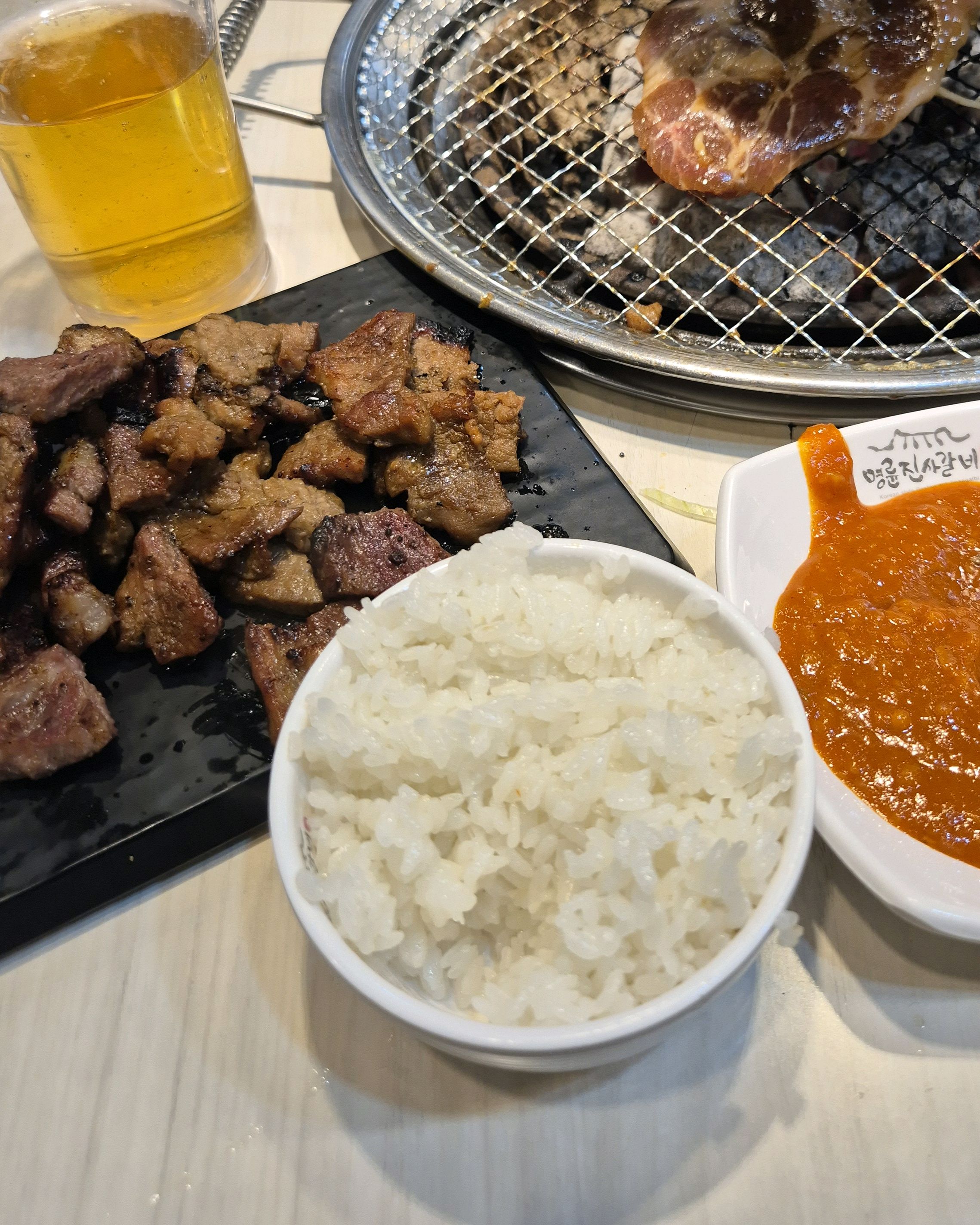 직원분들 엄청 친절하시고, 고기랑 셀프바도 뭐 그럭저럭 괜찮았는데 청결은 그렇게 좋지 않은