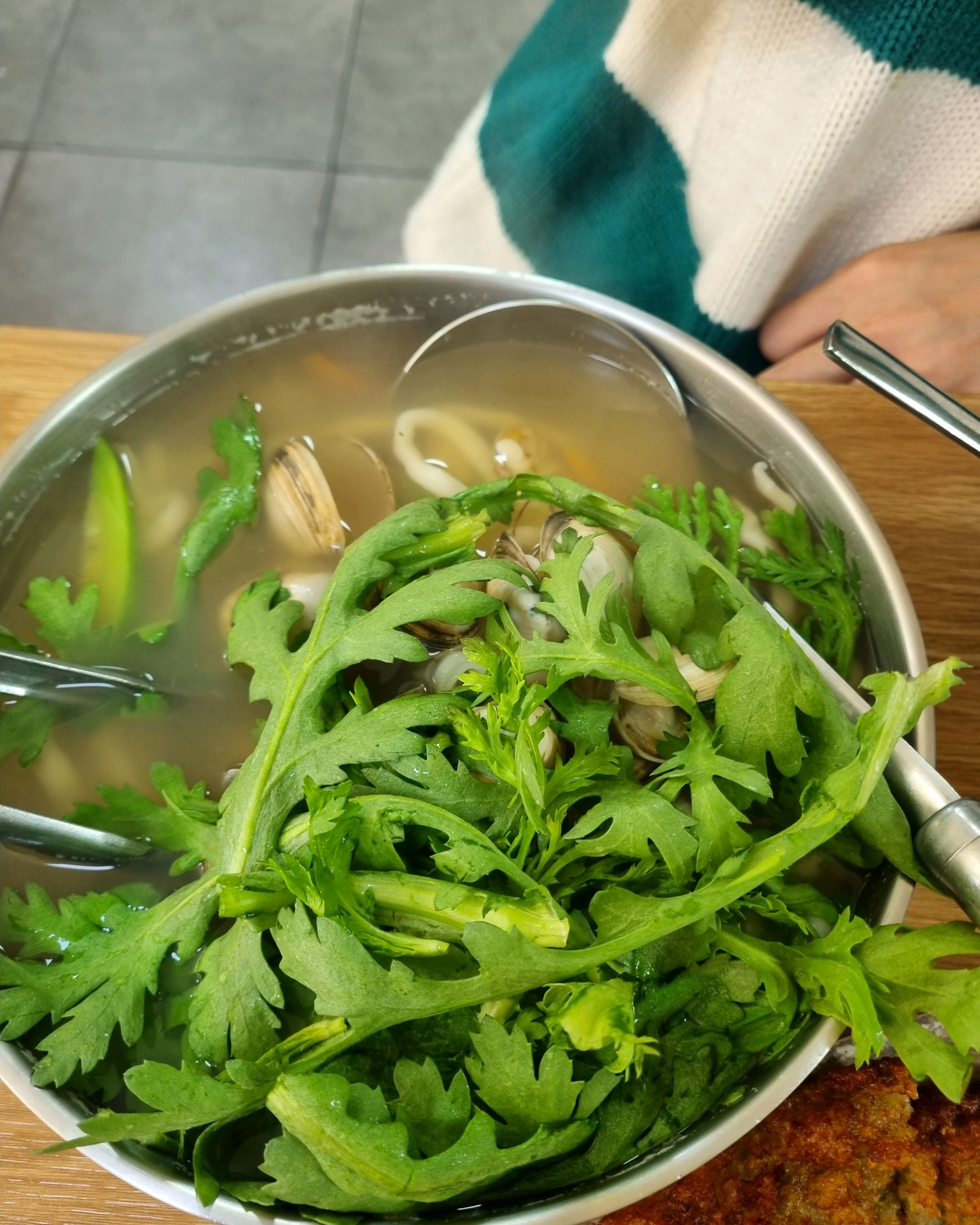 2명에서 먹는데 감자전이 엄청 커서 딱 절반 남겼어요ㅠ - 대전 맛집 신선 칼국수