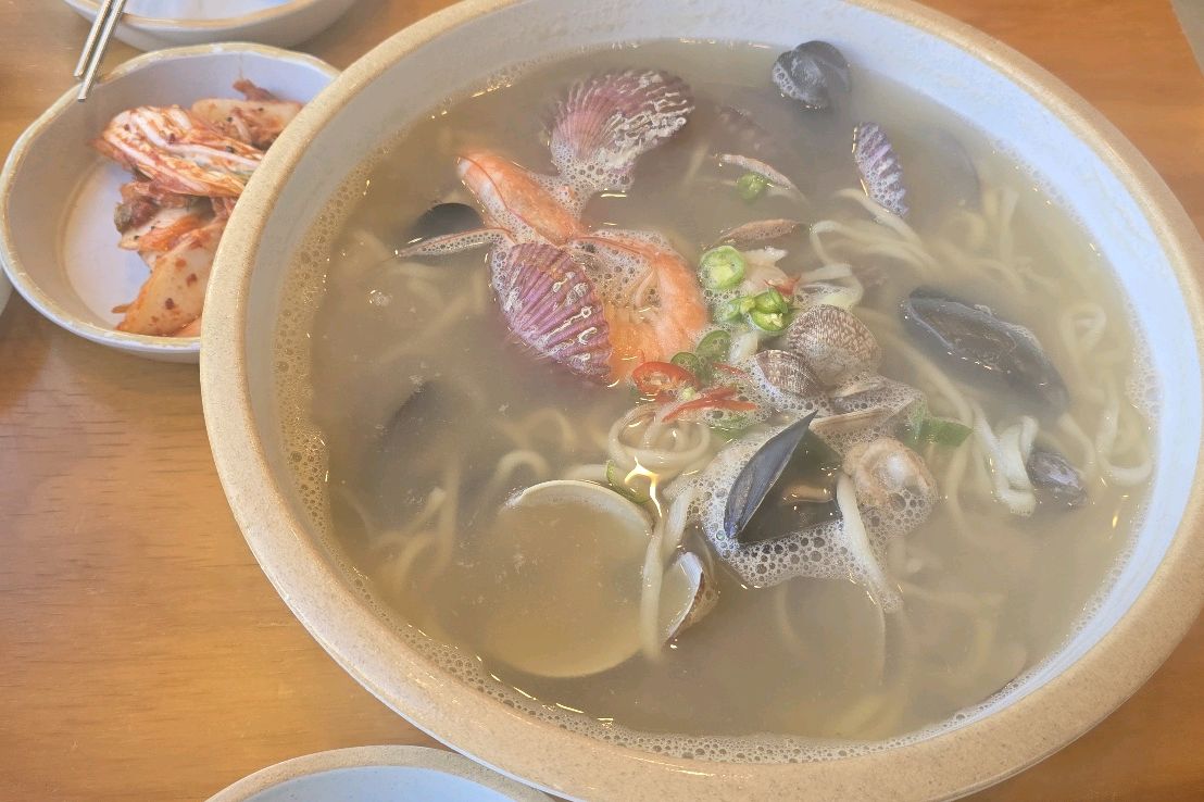 해물칼국수 국물이 시원하고 맛이 있어요. - 인천 맛집 97도씨해물칼국수 영종도본점