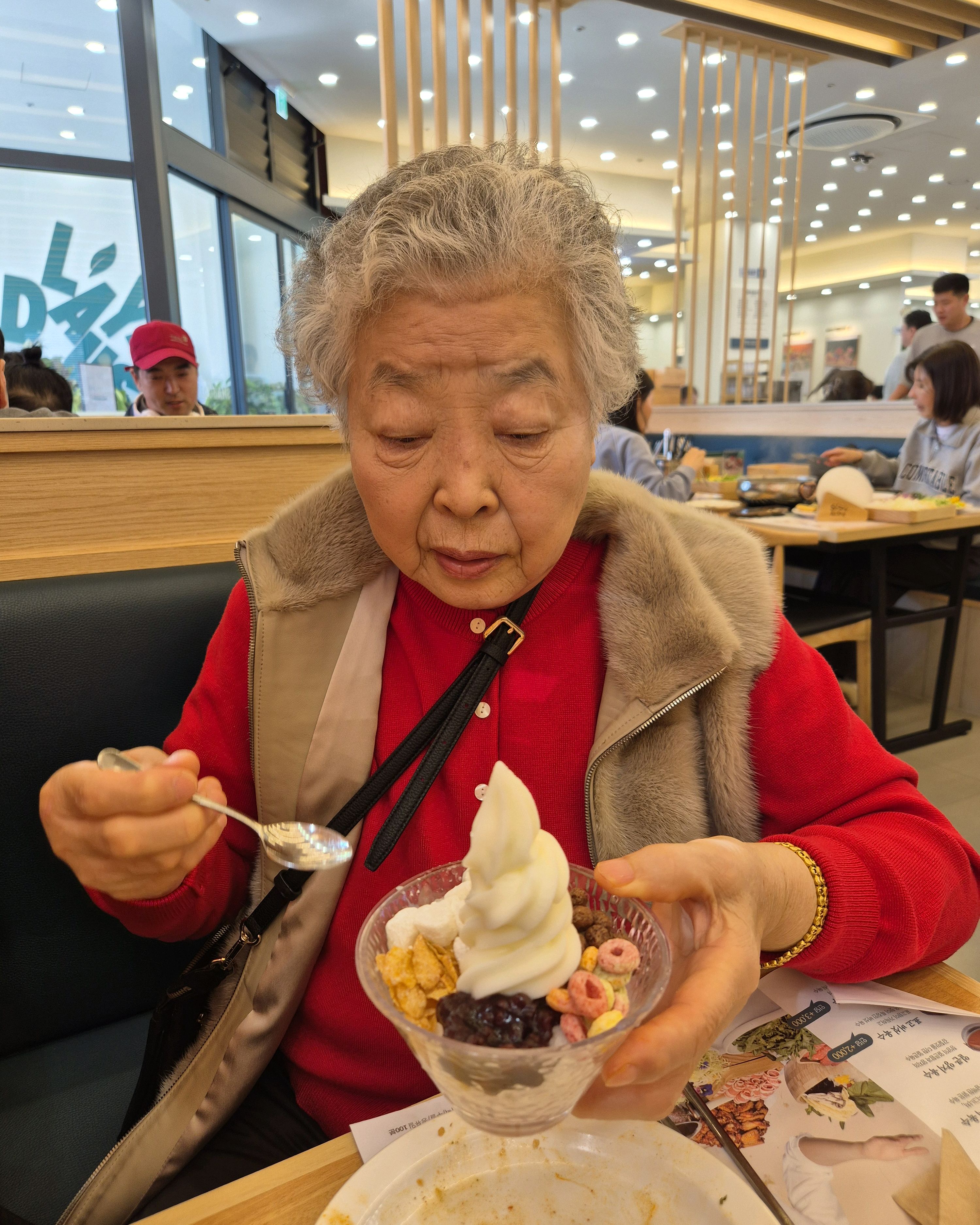 맛이싸ㅡ 깔끔 고기 갖으러 가는게 불편한거 빼곤 전체적으로 맛있고 개운 하네요 주말점심이라