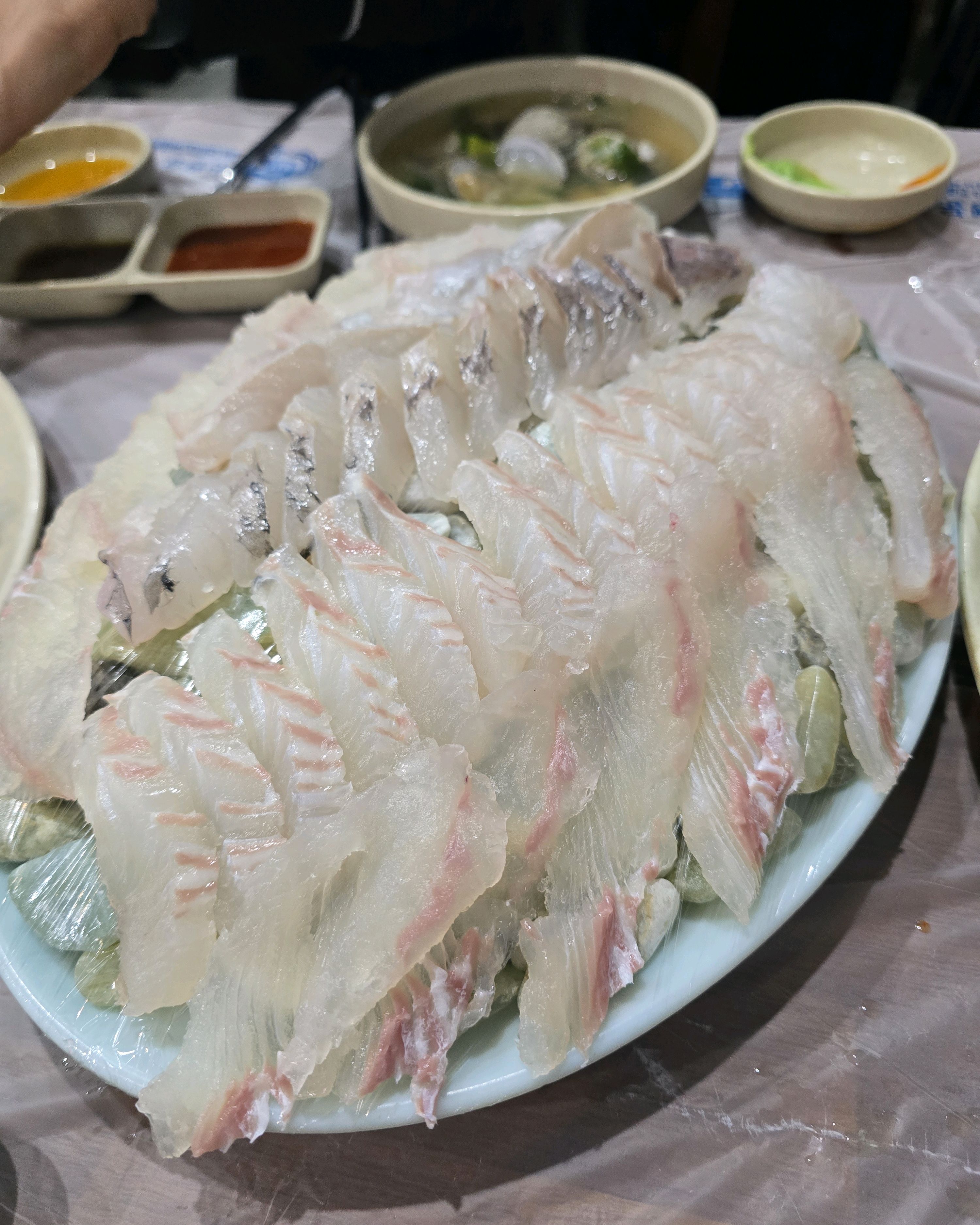 세명이서 가서 중사이즈 시켰어요 - 조개 주주총회회센타
